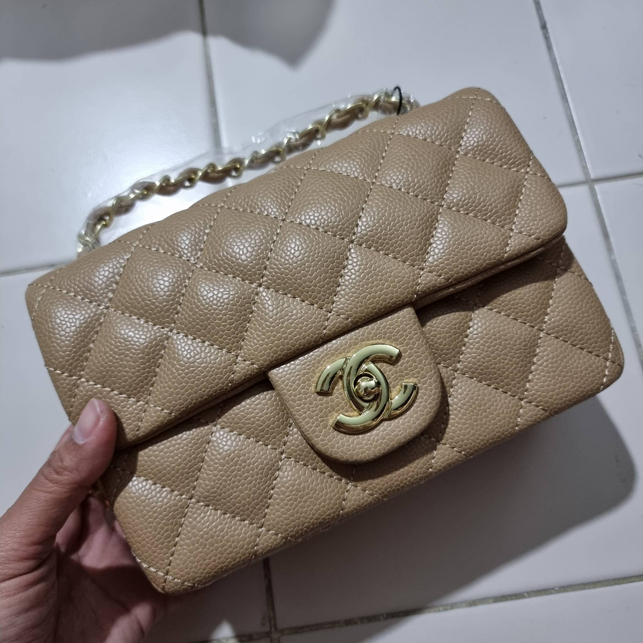 VIP 】3สี คัมแบคทูสต็อค!! จัดมาแน่นๆ พร้อมสีรับความเฮง!! พรีเมี่ยมจากแบรนด์ Chanel vip สุดพิเศษจากเคาน์เตอร์ กระเป๋าสะพาย หนังสังเคราะห์ลายคาร์เวีย หรูหราทั้งอะไหล่เงินและอะไหล่ทอง สะพายแล้วขับผิวมากๆใบนี้ เปิด-ปิดกระเป๋าด้วยตัวบิดล็อค ภายในกระเป๋าบุหนังสี