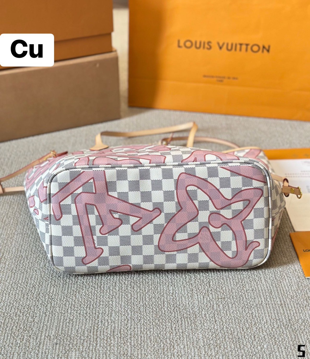 LV Neverfull MM Tahitienne Damier Azur / Capri Monogram กระเป๋าทรงโท้ทใบใหญ่ ดีไซน์ใหม่ สีสันลวดลายโดดเด่นไม่ซ้ำใคร แต่งแต้มลงบนกระเป๋าสร้างดีเทลให้ดูมีมูลค่าเพิ่มขึ้น อัพลุคได้เลย