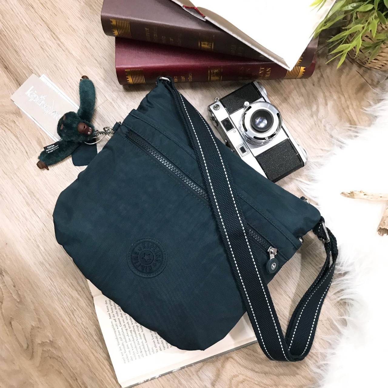 KIPLING ART O SHOULDER BAG กระเป๋าสะพายรุ่นใหม่ล่าสุดวัสดุ Nylon+Polyester 100% เปิดปิดด้วยซิปสะดวกใช้ หัวซิปเเบรนด์ ภายในมีช่องซิป ช่องใส่มือถือและสายคล้องพวงกุญแจ ด้านหน้ามี2ช่องซิป ด้านหลังมี1ช่องซิป พร้อมสายสะพายยาวเลื่อนปรับได้จะสะพายข้างหรือ Crossbo