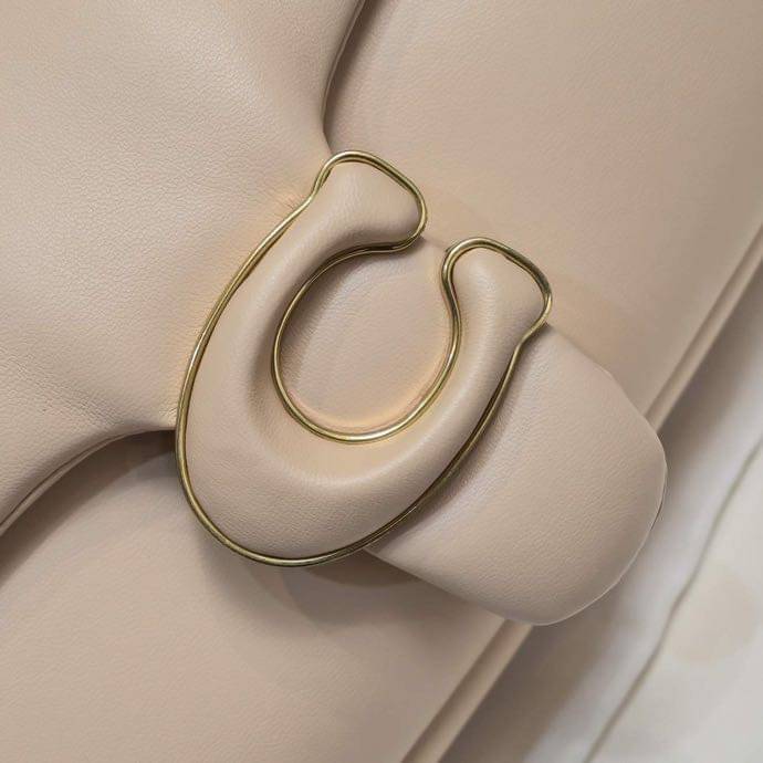 COACH PILLOW TABBY SHOULDER BAG 26 ไซส์ใหญ่ จุของได้ล้นๆ มาใหม่ขายดีที่สุด หนัง nappa หนานิ่ม นุ่มมากๆ พร้อมโลโก้รุ่นใหม่ด้วยเช่นกัน เพิ่มความหรู ดูดีเข้าไปอีกค่ะ