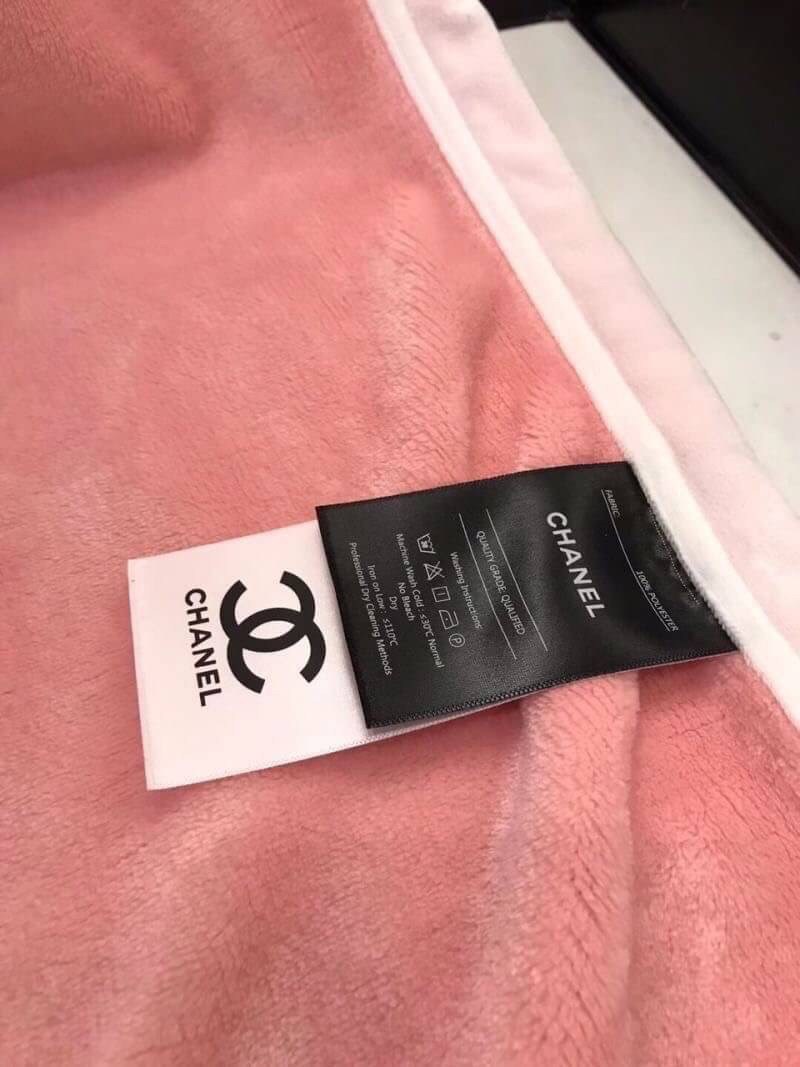 VIP GIFT 】Best Gift! Chanel Blanket พร้อมส่งไอเท็มแนะนำ ผ้าห่มนุ่มนิ่ม ขนปุยๆๆ สบายผิวมาก เนื้อผ้านิ่มฟูนุ่มใช้ได้ทุกโอกาส ขนาดกำลังดี พกพาสะดวก สามารถพกไว้ใช้ในรถ ใช้ในออฟฟิศได้ จะซื้อใช้เองหรือมอบเป็นของขวัญก็ดูดีพร้อมส่งที่ไทย ราคาสุดคุ้มไม่ต้องรอพรีฯ