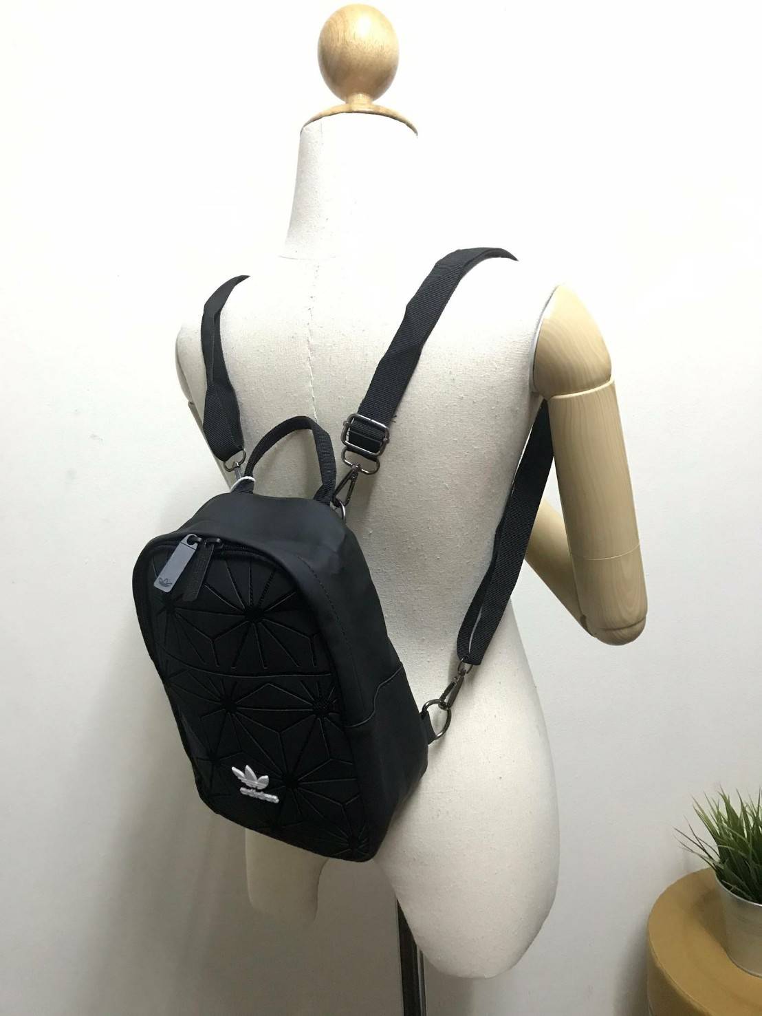 Adidas Originals 3D Mini Backpack & Shoulder Bag หนึ่งในคอลเลคชั่นสไตล์สปอร์ตดีไซน์สุดฮิตจาก ISSEY MIYAKE ใช้ได้ทั้งชายหญิง ขนาดกลางกำลังดี น้ำหนักเบา เปิดปิดด้วยซิปคู่โลโก้แบรนด์ ภายในกว้างมีช่องใส่มินิไอแพคแยกเป็นสัดส่วน มีสายสะพาย2เส้น ดัดแปลงได้หลายรู