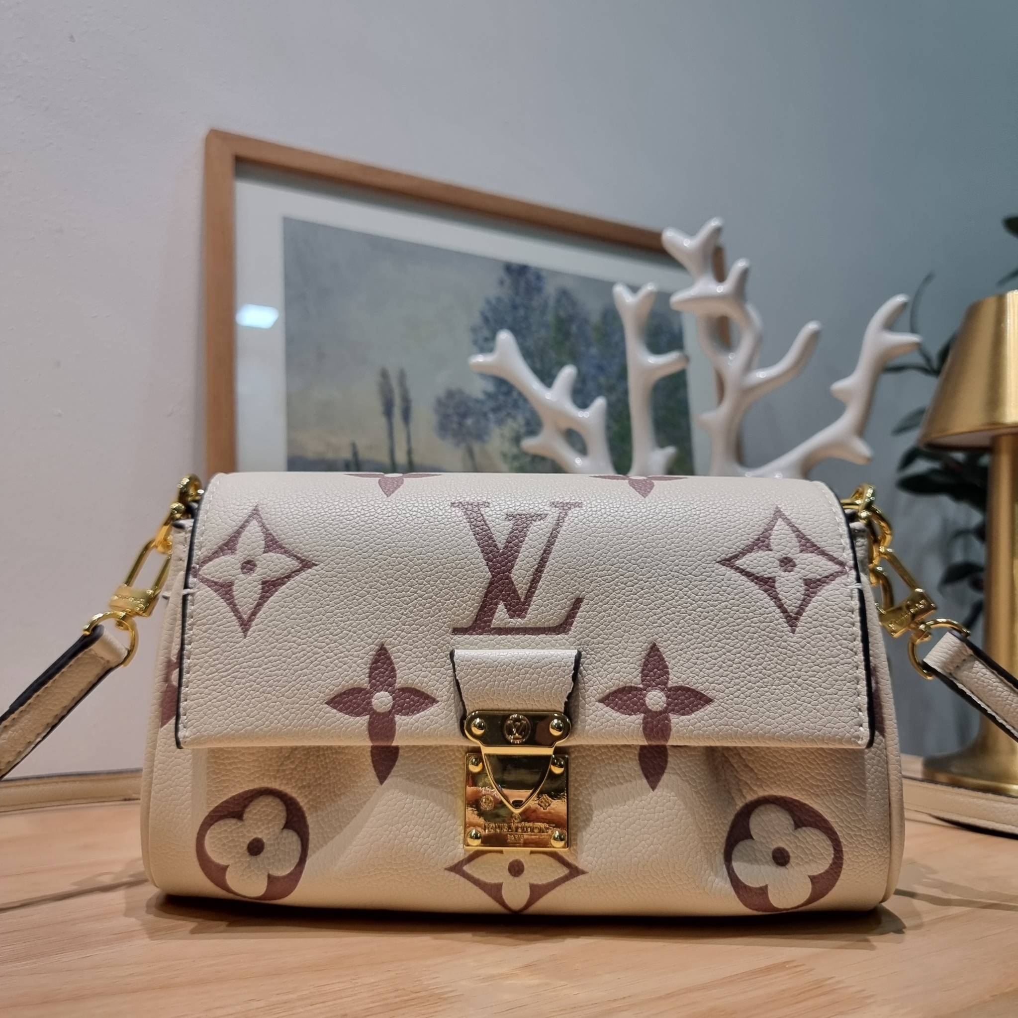 LV Favorite Bicolor Monogram Empreinte Leather - Handbags / LV FAVORITE BAG กระเป๋าสะพายคอลใหม่ล่าสุด สวยหรู ดูแพง ดีไซน์รูปทรงออกมาให้ใช้งานได้ง่าย