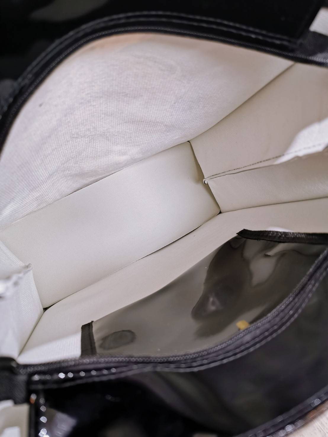 Harrods London Top-handle Shopping Bag (Large) กระเป๋า Shopping แบรนด์ดังจากอังกฤษไอเท็มยอดนิยมวัสดุ PVC+Polyester 100% ของแท้เนื้อหนาอยู่ทรงกันน้ำ ขนาดใหญ่กำลังดี รุ่นนี้ใส่เอกสาร A4 ได้ค่ะ เปิดปิดด้วยซิปสะดวกใช้ หัวซิปโลโก้แบรนด์อะไหล่เงินสวยดูดีภายในกว