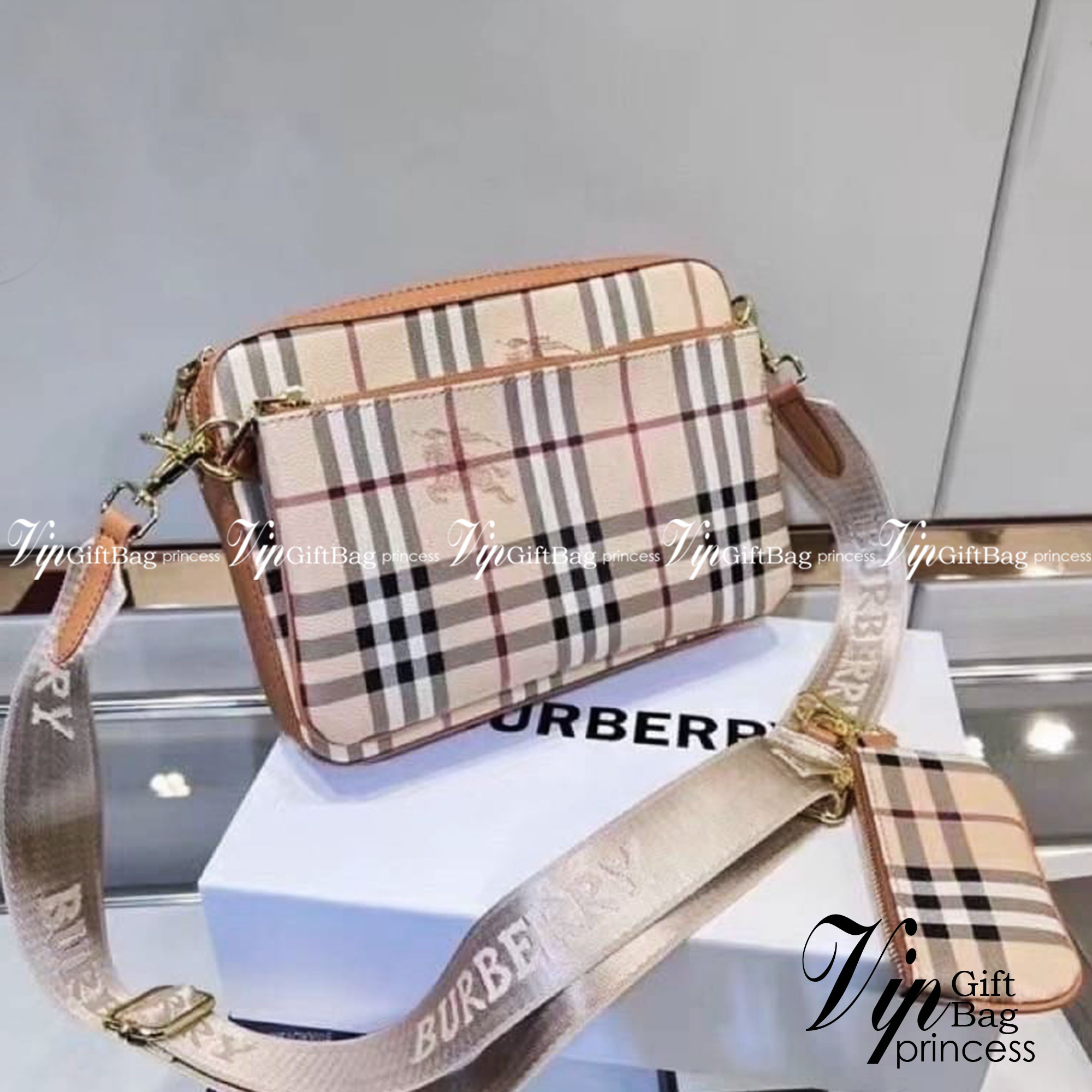BURBERRY VINTAGE BAG / Burberry Crossbody Bag / Burberry Vintage Check And Leather Crossbody Bag กระเป๋าสะพายลายวินเทจ สวยคลาสสิก รุ่น unisex ใช้ได้ทั้งชาย/หญิง มาพร้อมใบเล็กน่ารัก โทนสีใช้งานง่าย หลายโอกาส