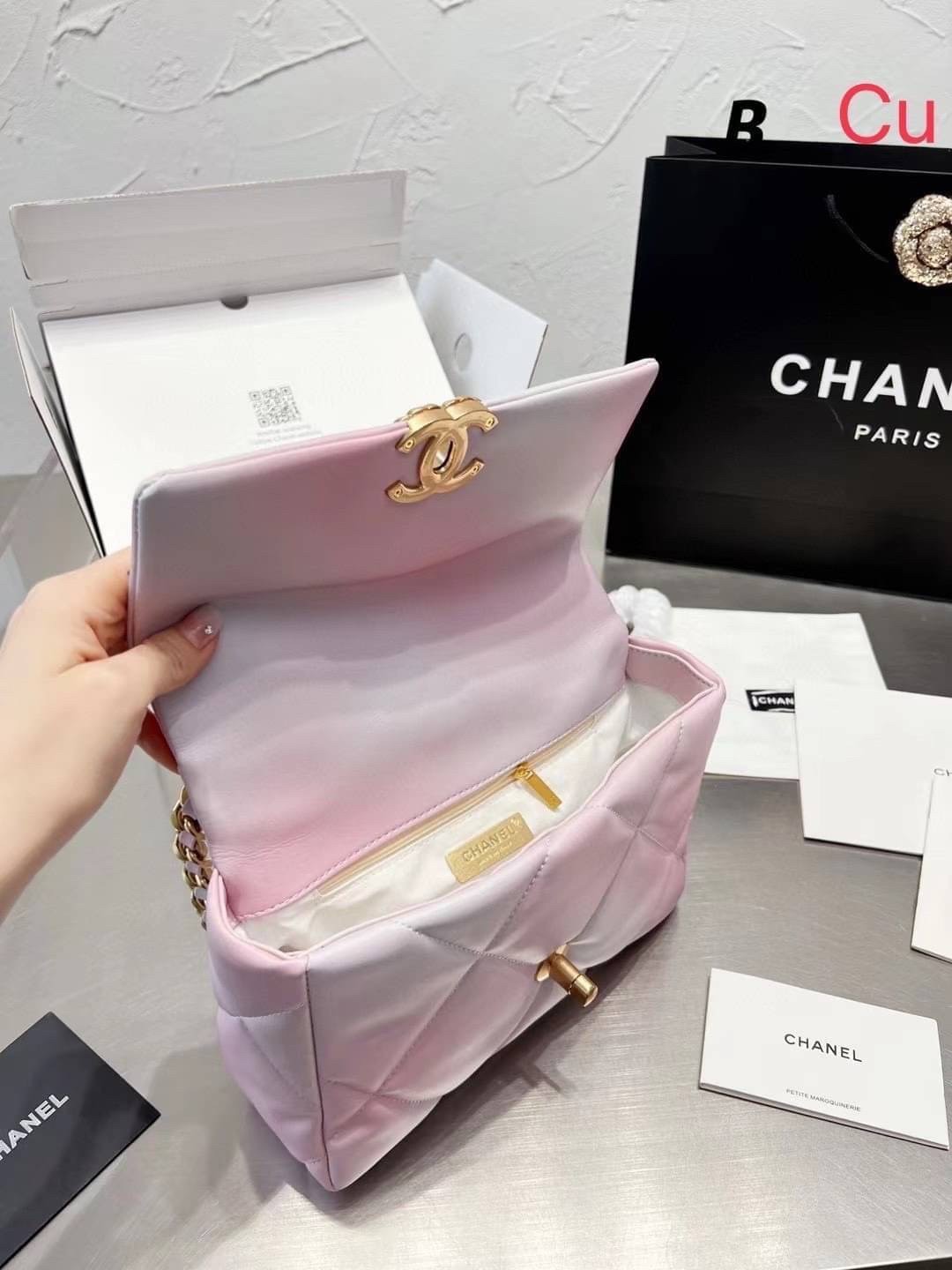CHANEL 19 FLAP BAG กระเป๋าสะพายทรงคลาสสิค โทนสีหวานละมุน หนังนิ่ม เงาขึ้นรูปสวย ดีไซต์สายสะพายโซ่สองสีสลับหนัง ตกแต่งโลโก้แบรนด์ที่ด้านหน้าอะไหล่สีทอง สวยหรูมาแต่ไกล ด้านหลังมีช่องสำหรับเก็บของหนึ่งช่อง สามารถสะพายออกงานได้หลายโอกาส สวยงามไม่ผิดหวังค่ะ