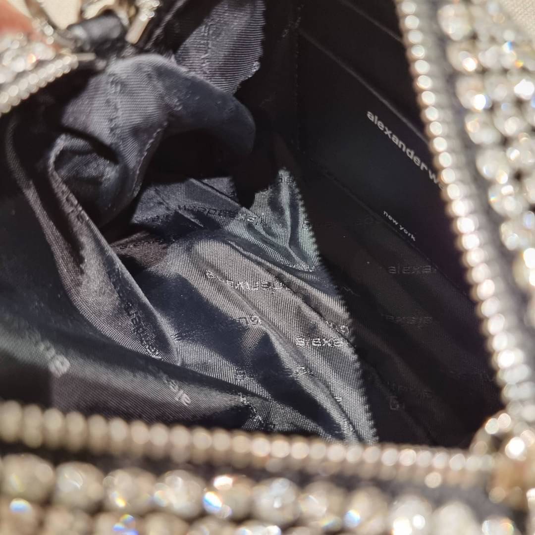 ALEXANDER WANG HEIRESS POUCH IN RHINESTONE MESH จัดให้แบบสุดตัว กับไอเท็มที่สาวๆต่างเรียกร้อง กับกระเป๋าพอชตกแต่งพลอยเทียม หรูหรา โดดเด่น ดูแพง ด้วยการตัดเย็บเรียงร้อยลงบนตาข่ายเนื้อละเอียด ทำให้ดูดีมีราคางดงามจริงๆ เปิด-ปิดด้วยซิป ขนาดกำลังสวย ภายในเป็นช