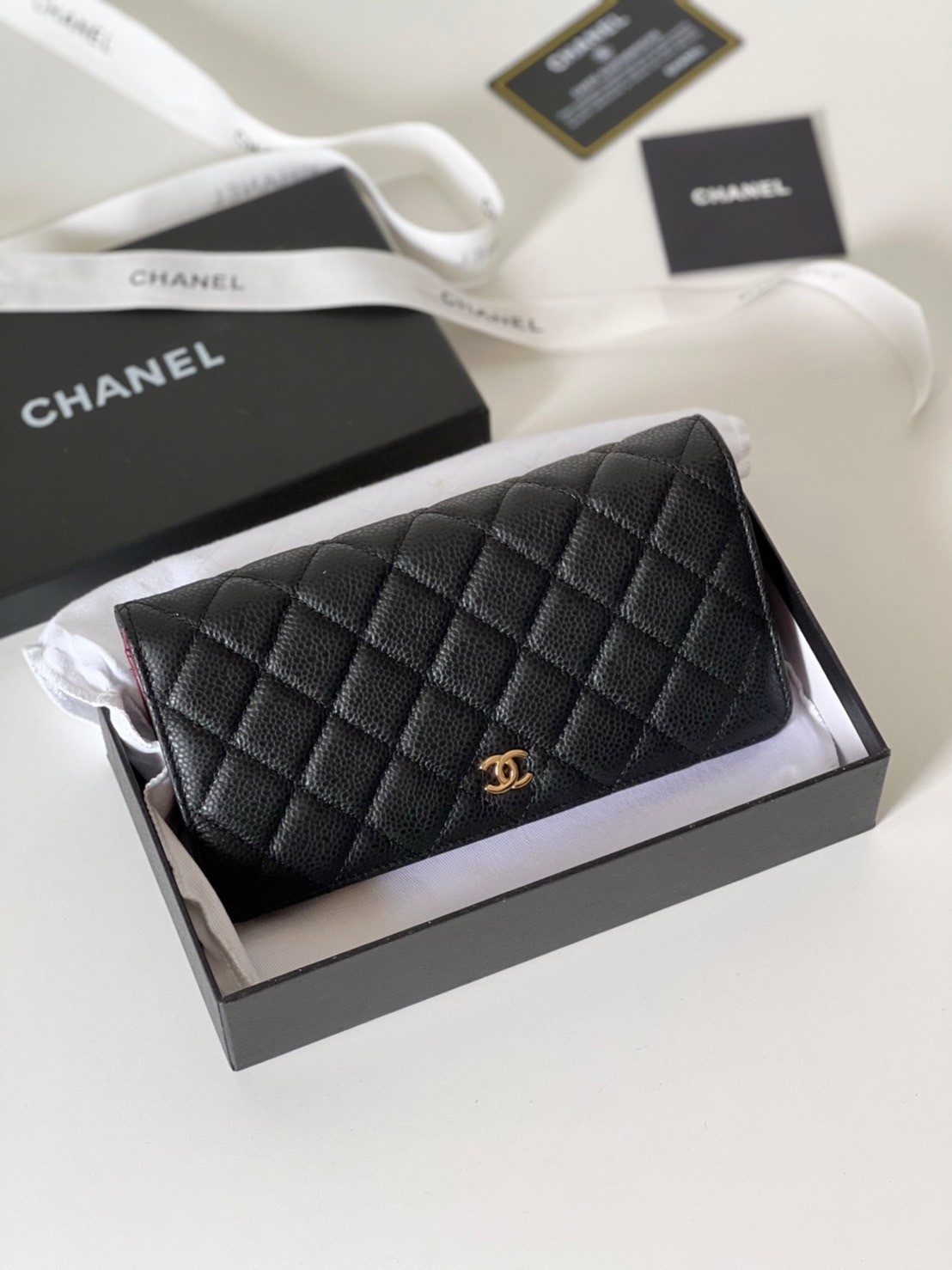 หนังแท้ CHANEL LONG WALLET รุ่นยอดนิยมไอเท็มฮิตวัสดุหนังคาเวียร์สวยคลาสสิคเปิดปิดด้วยฝาปิดกระดุมด้านหน้ามีโลโก้แบรนด์อะไหล่ทอง/เงินสวยหรู ภายในสีแดงเบอกันดี้ มีช่องซิปด้านในเรียกว่าใบเดียวจบ เป็นใบยอดนิยมของสาวๆ เลยค่าา พร้อมส่งที่ไทยไม่ต้องรอพรีฯ สาวก Ch