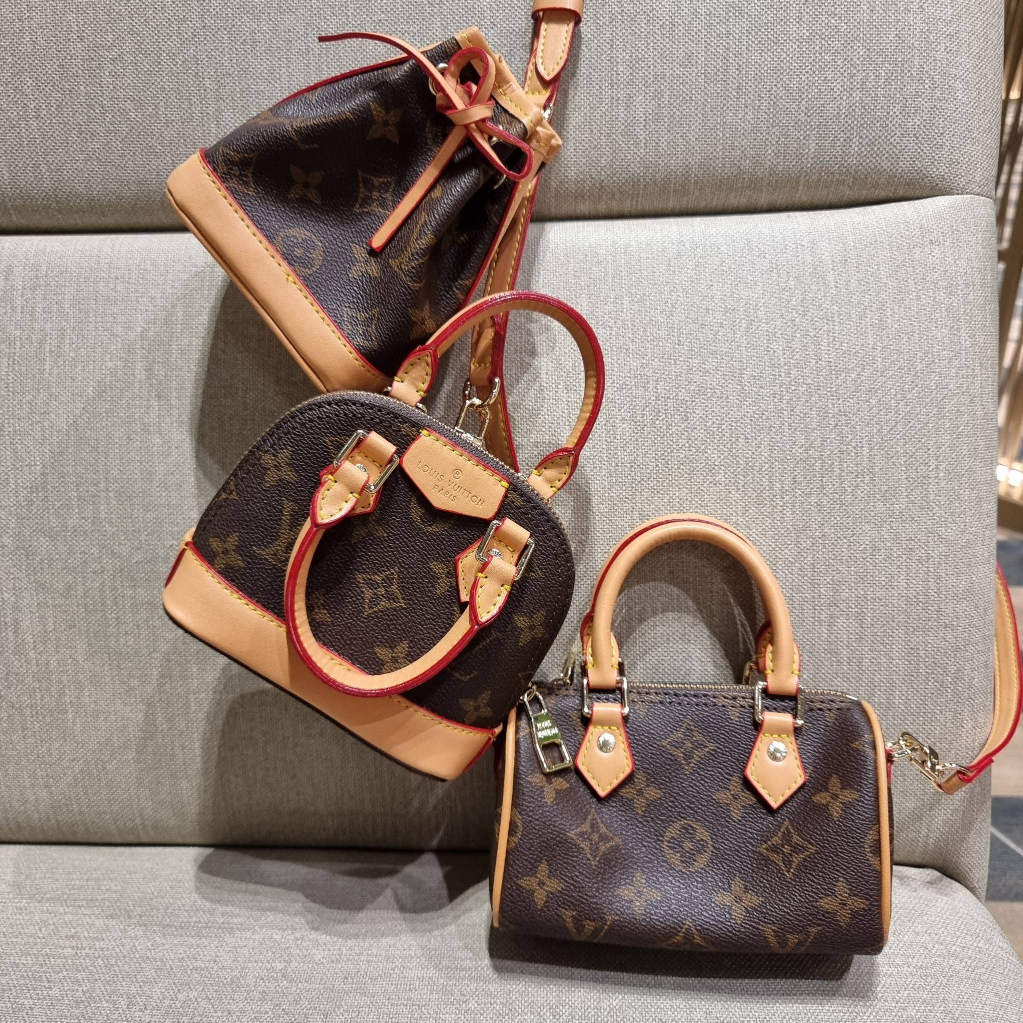 LV TRIO MINI ICONES ใหม่ล่าสุด น่ารักน่าใช้ ที่รวบรวมรุ่นสุดยอดที่เป็นดั่งไอคอนนิค ให้ทุกคนได้สะสมครบคอลเลคชั่น ในไซส์มินิ วัสดุหนังแคนวาสทุกใบ มีสายสะพายข้างให้ เกี่ยวทุกใบรวมสะพายทีเดียว หรือแยกใช้วันแบบ วันละสไตล์ สลับได้ไม่มีเบื่อ มาพร้อม box set ครบ 