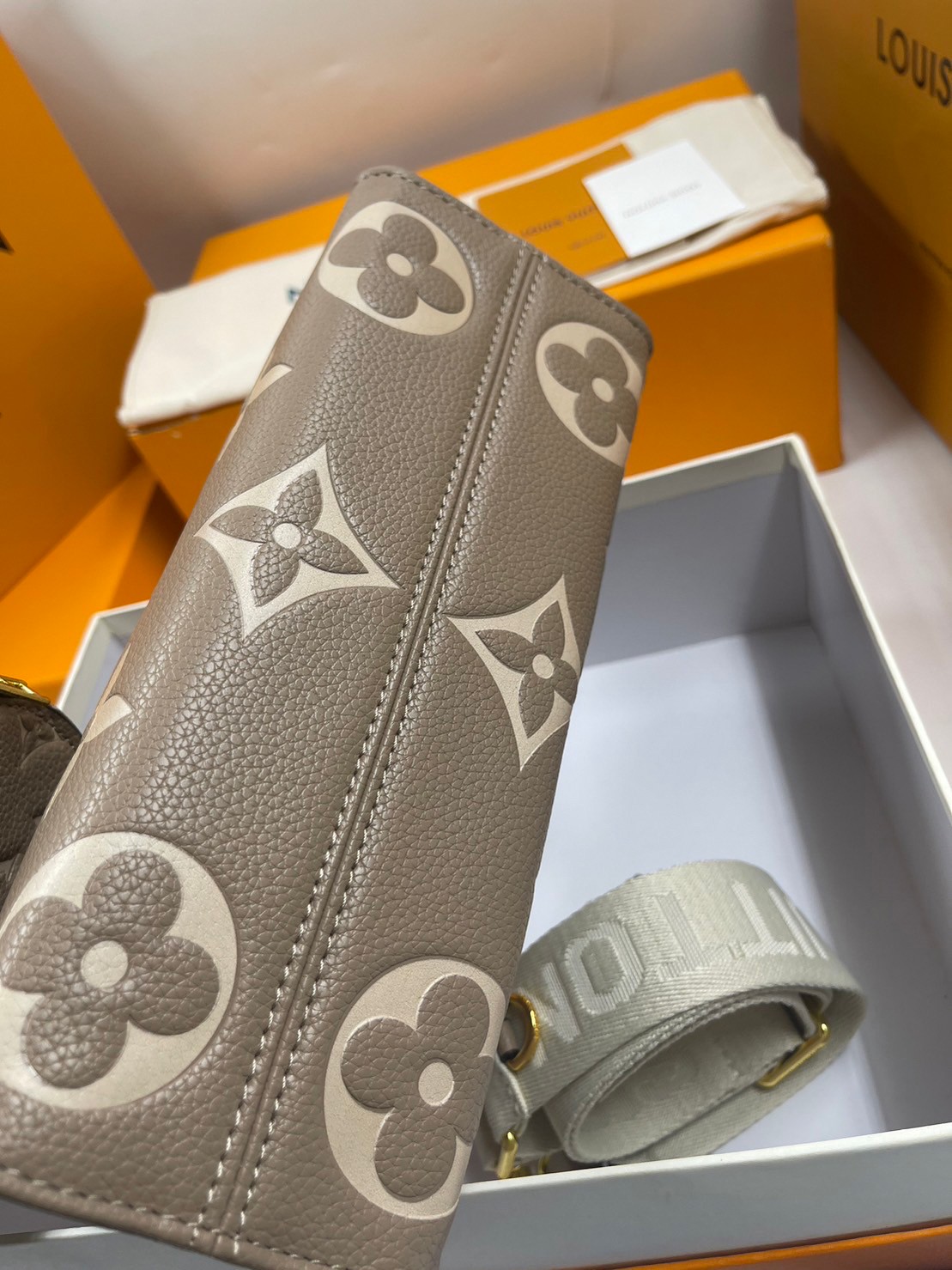 LV OnTheGo East West Monogram Bag / LV BAG พร้อมส่ง 4 สี กระเป๋าโท้ทขนาดกะทัดรัด ดีไซน์ใหม่ประจำฤดูกาล **สินค้าเกรดออริจินอล 1:1 สลับแท้