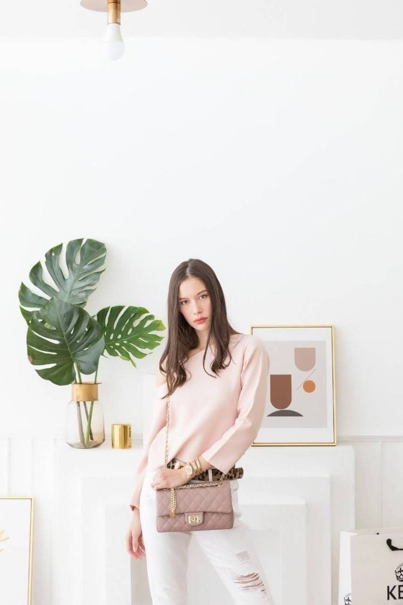 KEEP รุ่น KEEP shoulder Quited chain handbag สวย หรู มากๆ เลยน๊า กระเป๋าอยู่ทรง เย็บตารางสวย แถมใช้หนังตัวใหม่ Microfiber สวย ทน กว่าเดิม รอบนี้มาพร้อมสีใหม่ให้เลือกด้วยนะค๊า