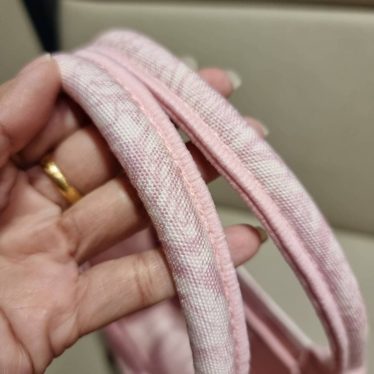 VIP 】HOT ARRIVAL!! DIOR CD SHOPPING BAG WITH GWP กระเป๋าทรงช้อปปิ้งใบใหญ่ จุใจ!! พรีเมี่ยมกิ๊ฟรุ่นดับเบิ้ลฮอต ดีไซน์คลาสสิควินเทจ สวยหรู วัสดุผ้าแคนวาสลายกราฟฟิค ภายในโล่งกว้างมากๆ ใส่ของจุสุดๆ โน้ตบุ้ค ไอแพด กระเป๋าสตางค์ มือถือ หรือเสื้อผ้ายังได้ สะพายค