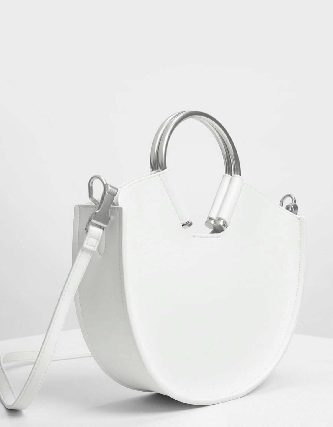 CHARLES & KEITH รุ่น U SHAPE TOP HANDLE BAG CK2-30780786_WHITE ราคาปกติช้อป ( ฿2,590.00 ) กระเป๋าทรงโค้งรูปตัว U วัสดุหนัง PU ลงแพทเทิร์นลวดลาย เส้นด้ายปักแต่งสีสัน บนตัวกระเป๋า เพิ่มความสวยสะดุดตา รับประกันความเก๋!! จะทำให้คุณโดดเด่นไม่เหมือนใคร หูกระเป๋