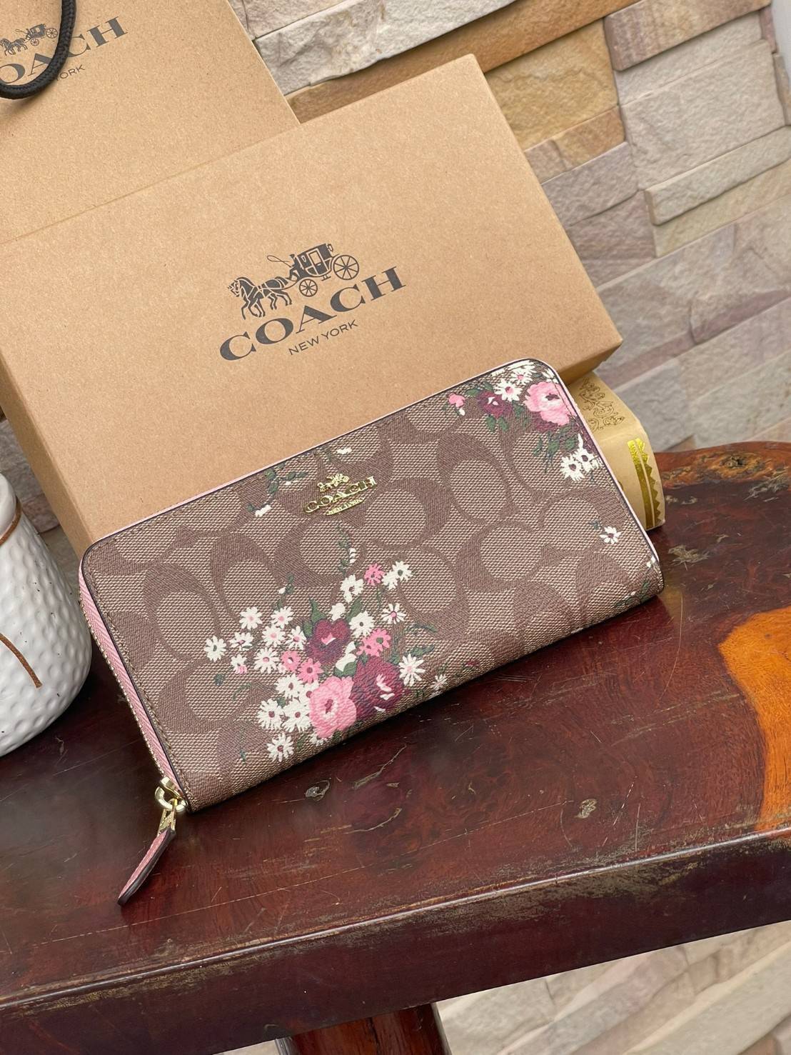 COACH ACCORDION ZIP WALLET IN SIGNATURE CANVAS กระเป๋าสตางค์ใบยาวนี้ที่เหมาะกับการใช้งานทุกรูปแบบ นอกจากเพิ่มความมั่นใจแล้ว ยังทำให้ชีวิตของเราง่ายขึ้นอีกด้วย โดยการเปิดปิดแบบซิปรอบ สามารถใส่ธนบัตร เหรียญ บัตรต่างๆได้หลายใบเลยทีเดียว ขนาดของกระเป๋าสามารถถ