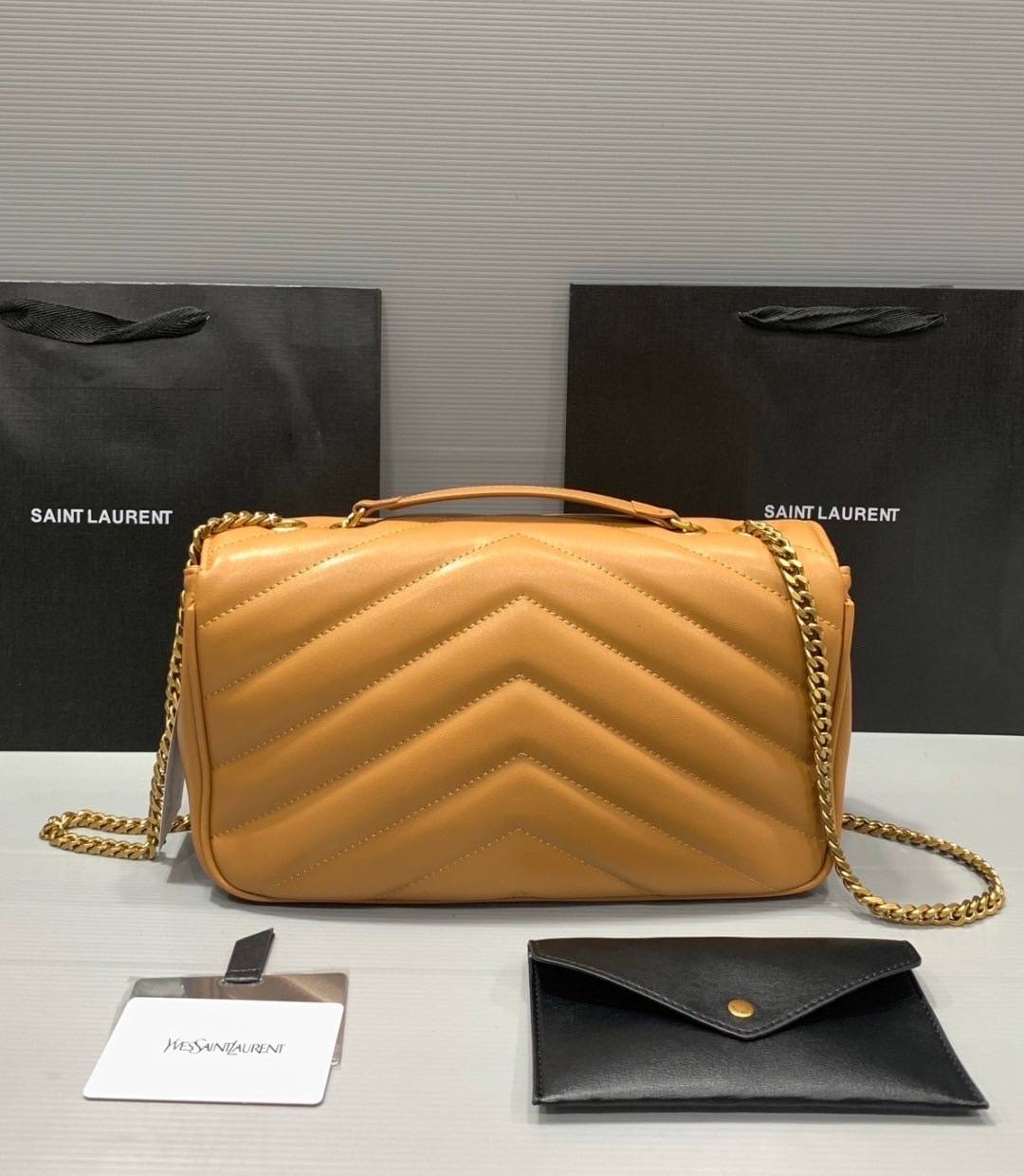 ORI | หนังแท้ 30cm YSL loulou medium in matelassé กระเป๋าสะพายทรงสวยคลาสสิค มาพร้อมใบเล็กใส่การ์ด งานหนังแท้สมผัสนุ่มมือตะเข็บเย็บลายเชฟรอนสวยเป็นเอกลัษณ์ ด้วยดีไซน์เรียบหรู ใช้ได้บ่อยไม่มีเบื่อ