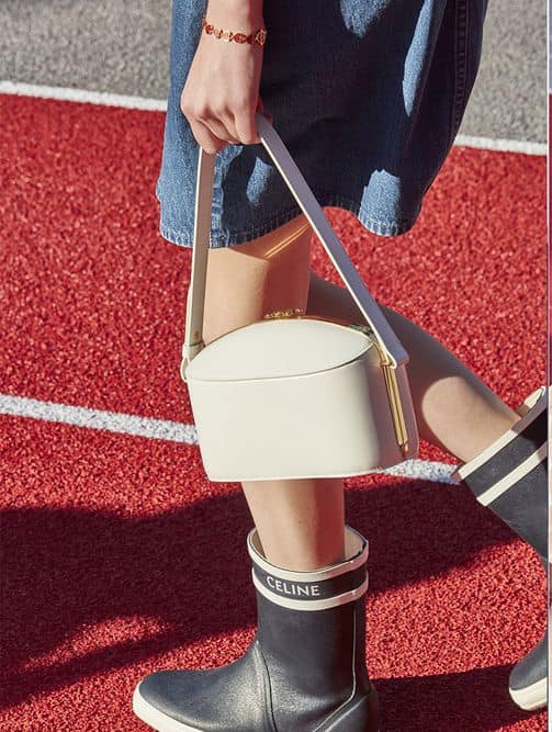 VIP 】CELINE lunch box vintage พร้อมส่งที่ไทยค่ะ! เรียบหรู ดูแพง ต้องรุ่นนี้เลยค่ะ หนังแท้ทรงกล่อง รุ่นนี้จะใช้แบบหิ้วออกงานหรือสะพายข้างวันทำงานหรือวันชิลลๆ ก็เหมาะมาก ใบขนาดกำลังดี สินค้าน่าใช้มากๆ ห้ามพลาดมีติดตัวสักใบนะคะ!