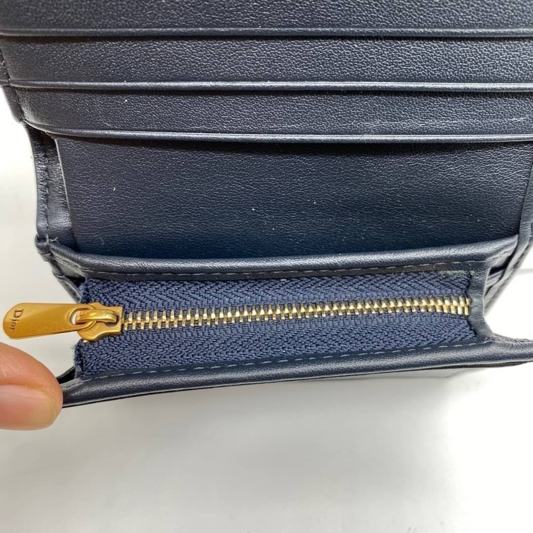 ORI 🥂 DIOR Wallet Saddle Lotus / Dior tri-fold wallet เกรดออริจินอล กระเป๋าสตางค์ 3 พับ วัสดุหนังแท้ และผ้า Jacquard อย่างดี ทอสวยงามที่สุด มีช่องใส่เหรียญมีซิปปิด ใส่การ์ด ใส่ธนบัตรได้ ครบเลยค่ะ ผสมผสานความสง่างามและคลาสสิกที่เข้ากับยุคสมัย ด้านห
