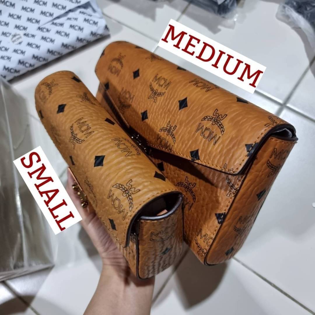 M.C.M SMALL MILLIE FLAP CROSSBODY IN VISETOS ไซส์ใหม่พกพาสะดวก!! กระเป๋าสะพายกึ่งคลัทช์ รอบนี้มาไซส์สวย สามารถใช้แทนกระเป๋าสตางค์ได้เลย ใส่โทรศัพท์มือถือได้ทุกรุ่น ใส่ของสำคัญสบายๆ มาพร้อมสายสะพายโซ่สีทองหรูหรา รูปทรงดีไซน์ร่วมสมัย ใช้งานง่ายด้วยตัวล็อค ว