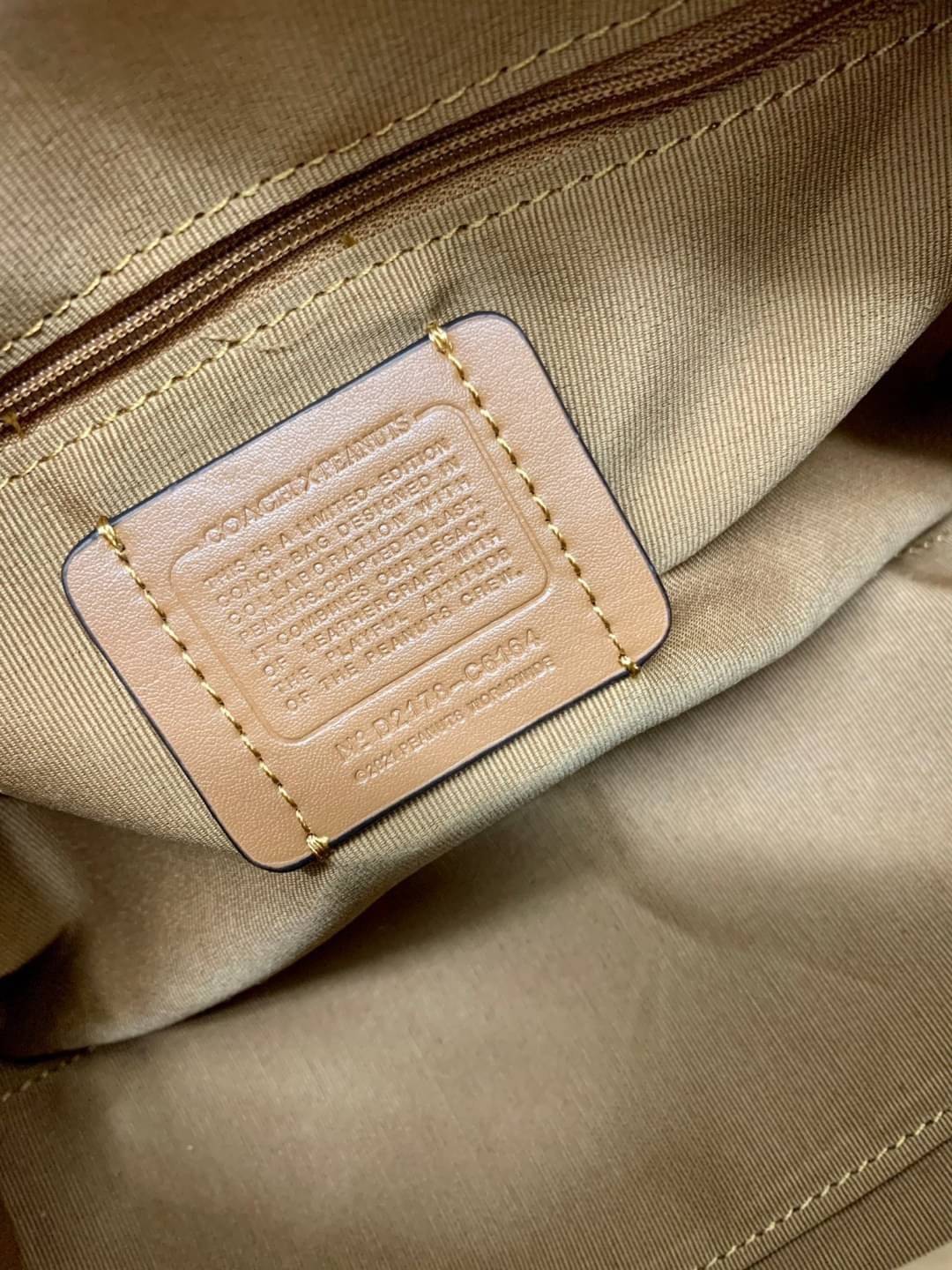 LIMITED EDITION💥 🌈สวย+คุณภาพ สินค้าต้องมีค่า Coach X Peanuts Rowan Satchel With Snoopy ((C6164)) พร้อมส่งที่ไทย ใหม่ล่าสุด ห้ามพลาดค่าา! สวยกันให้สุด กับกระเป๋าทรงหมอน ขนาดกลางกำลังดี หนังแท้นิ่ม ลายหนังสวยงามมากๆค่ะ 🔺ด้านหน้ามีโลโ