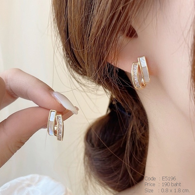 ต่างหูทรงห่วงสีทอง แต่งอะคริลิคและคริสตัล