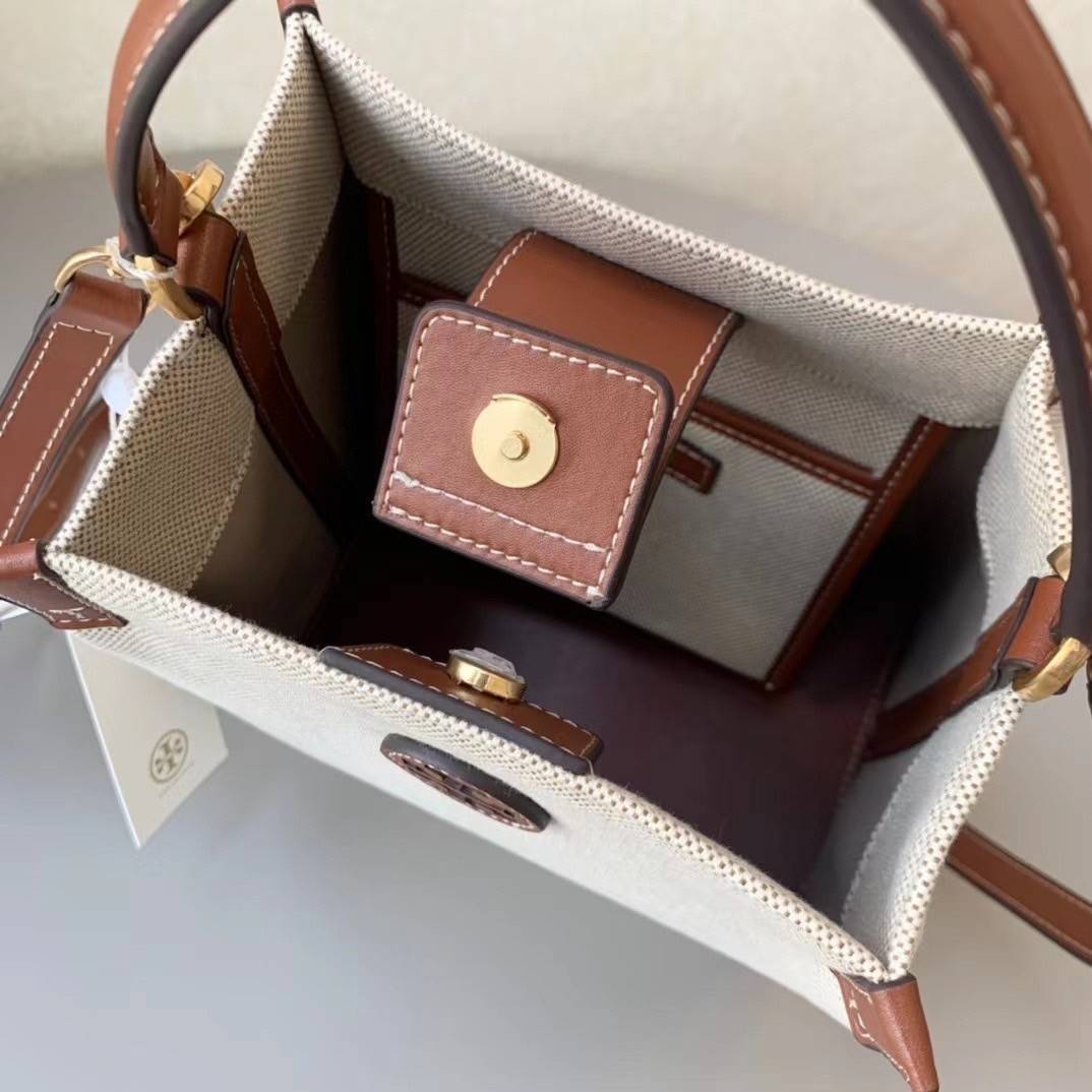 Tory Burch Blake Canvas Bucket Bag รุ่นใหม่ล่าสุด สวยไฉไลฝุดๆ แบบสวยคลาสสิค กระเป๋าทรงถัง วัสดุ Canvas สายหนังแท้ อะไหล่ทอง เปิด-ปิด ด้วยกระดุมแม่เหล็ก ด้านในโล่งมีช่องเล็กใส่โทรศัพท์ได้ น้ำหนักเบา สายสะพายถอดสายได้ crossbody ได้ ปรับระดับได้