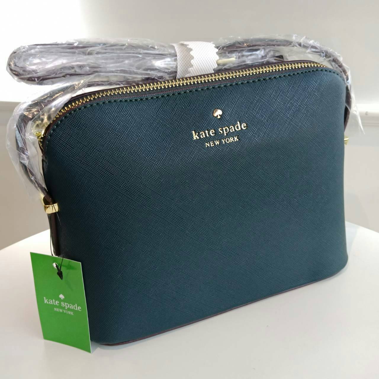 KATE SPADE CEDAR STREET MANDY กระเป๋าสะพาย แบรนด์ดังจากอเมริกา ขนาดกำลังน่ารัก วัสดุหนังลาย saffiano สวยอยู่ทรง ด้านหน้ามี logo brand สีทอง เปิดปิดด้วยซิปภายในโล่ง + ช่องเล็กใส่ของจุกจิก ใส่กระเป๋าสตางค์ใบยาวได้ ผ้าบุลายจุดสีทองดูหรูหรา ใบนี้ mix&match ได