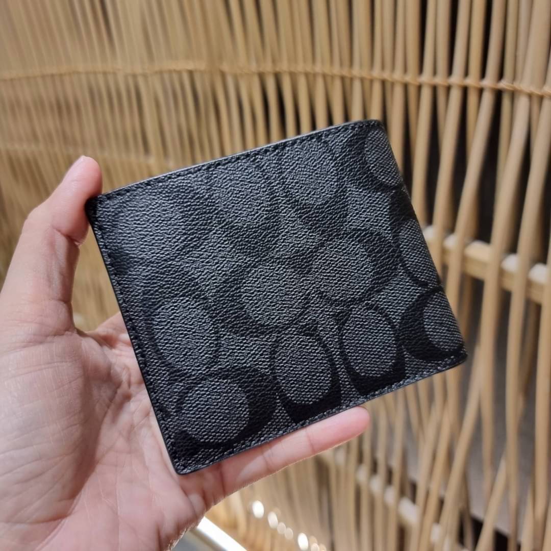 COACH DOUBLE BILLFOLD WALLET IN SIGNATURE CANVAS WITH WOLF MOTIF F31522 WITH GRAFFITI F37333 น้องชายสุดหล่อมาแล้ววว!! 😎 กระเป๋าสตางค์ใบสั้น เอาใจหนุ่มๆ ดีไซน์รูปหมาป่า สุดเท่ ด้านในกระเป๋าเป็นหนังแท้ มีช่องใส่บัตรเยอะ ใส่ธนบัตรได้ทุกชนิด และมี kee