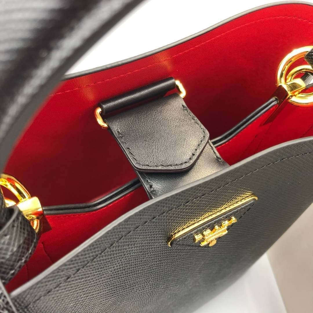 VIP 】หนังแท้ Prada Panier Bag Medium Saffiano Leather พร้อมส่งที่ไทย กระเป๋าสะพายข้างทรงบัคเก็ต จุของได้เยอะมาก เรียบแต่หรู ต้องใบนี้เลยค่าา