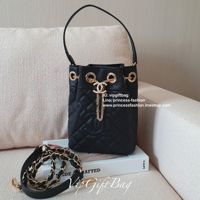 รุ่นใหม่ส่งท้ายปีกับ CHANEL CAVIER BUCKET CROSSBODY BAG งาน VIP GIFTจากเคาเตอร์้แบรนด์ดังระดับโลก ทรง MINI BUCKET จีบน่ารัก ขนาดมินิ หนังคาเวียร์เต็มใบ อะไหล่ทอง เปิดปิดด้วยการรูดปากจีบและกระดุมแม่เหล็กซ้อนอีกชั้น ด้านในใส่ขอฃจุกจิก กระเป๋าสตางค์แบบสั้นแล