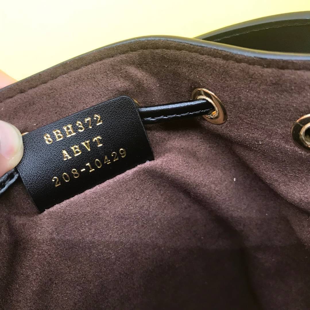 Ori Fendi MonTresor mini Bucket Bag 12cm กระเป๋าถือหรือสะพายข้าง วัสดุหนังแท้ทรงขนมจีบ ลายแบรนด์ อะไหล่ทองหรูหรา จุของได้เยอะ ตั้งอยู่ทรง ด้านในโล่ง มี2สาย สายสั้น+ยาว ถอดสายได้ Crossbody ได้ สายยาวปรับระดับได้ คุ้มสุดๆ ใบนี้ไม่ควรพลาดค่ะ ดาราเซเลปใช้กันเ