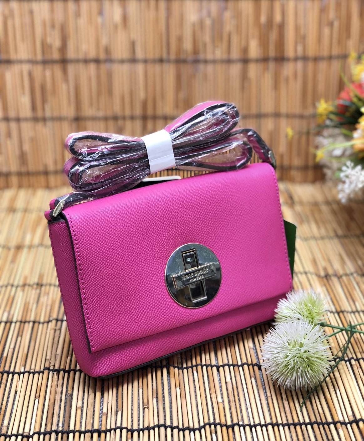 Kate Spade New York Crossbody Bag กระเป๋าสะพาย crossbody size mini กำลังน่ารัก วัสดุหนังลาย saffiano น้ำหนักเบา ด้านหน้ามี logo brand เปิดเปิดกระเป๋าแบบหมุนล็อค ภายในโล่งใส่มือถือได้ทุกรุ่น ใส่กระเป๋าสตางค์ใบสั้น, มือถือได้ทุกรุ่น ภายในมี 1 ช่องเล็ก ใส่มื