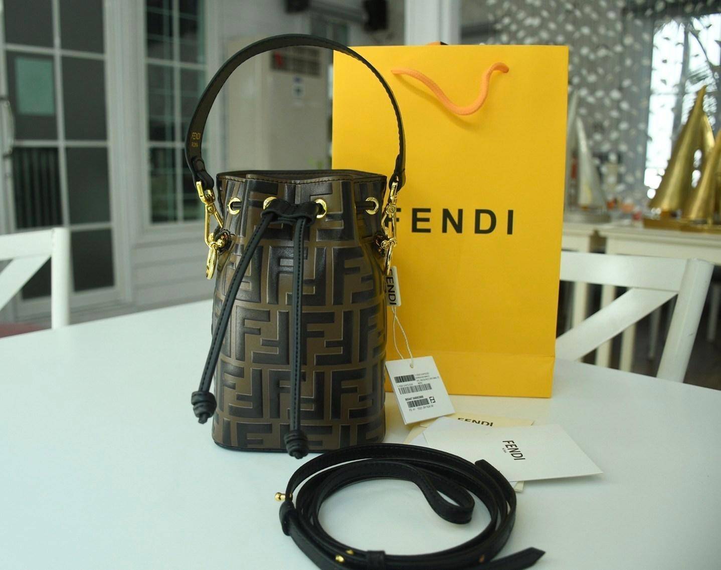 Fendi MonTresor mini Bucket Bag กระเป๋าถือหรือสะพายข้าง วัสดุหนังแท้หนังแข็ง ทรงขนมจีบ ลายแบรนด์ อะไหล่ทองหรูหรา จุของได้เยอะ น้ำหนักเบา ตั้งอยู่ทรง ด้านในโล่ง มี2สาย สายสั้น+ยาว ถอดสายได้ Crossbody ได้ สายยาวปรับระดับได้ คุ้มสุดๆ ใบนี้ไม่ควรพลาดค่ะ ดาราเ