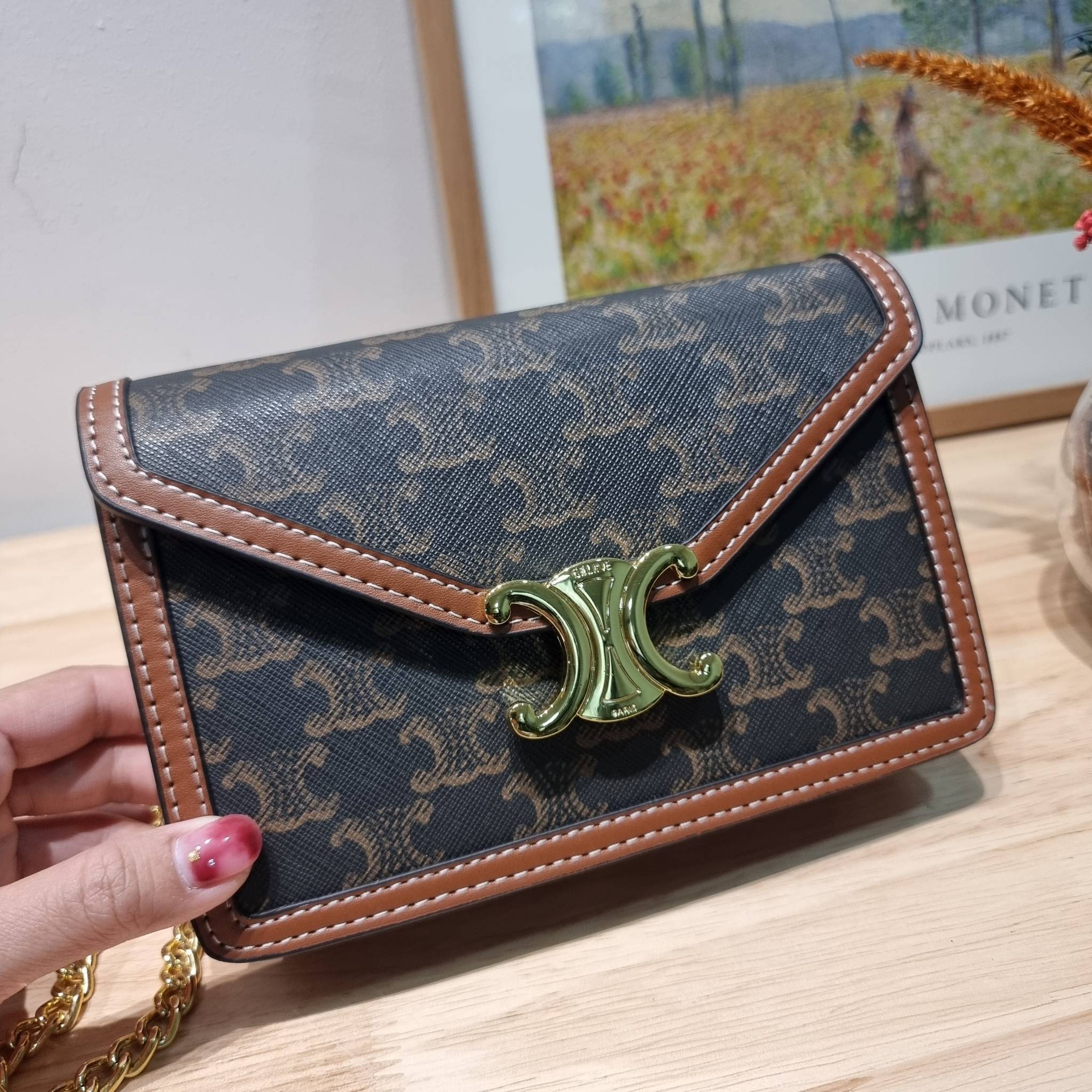 CELINE WALLET ON CHAIN TRIOMPHE CANVAS AND CALFSKIN ใหม่ล่าสุด สวยเฉี่ยว ไม่เหมือนใคร กับกระเป๋าสะพายกึ่งกระเป๋าสตางค์ ที่ใช้งานได้หลากหลายฟังก์ชั่น สะพายข้างได้ ถอดสายออกพกเป็นคลัทช์ได้