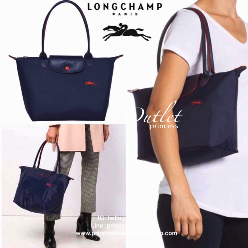 Size : M Longchamp Le Pliage Club Tote Bag กระเป๋าสะพายรุ่นยอดนิยม วัสดุเนื้อผ้า Nylon Canvas เคลือบกันนำ้ ตัดด้วยหนังแท้ น้ำหนักเบา ดีไซน์เรียบง่ายแต่เต็มไปด้วยความคลาสสิก เป็นที่ชื่นชอบไปทั่วโลก Longchamp ปรับโฉม LE PLIAGE ด้วยการปักลายรูปม้า-ตราสัญลักษ
