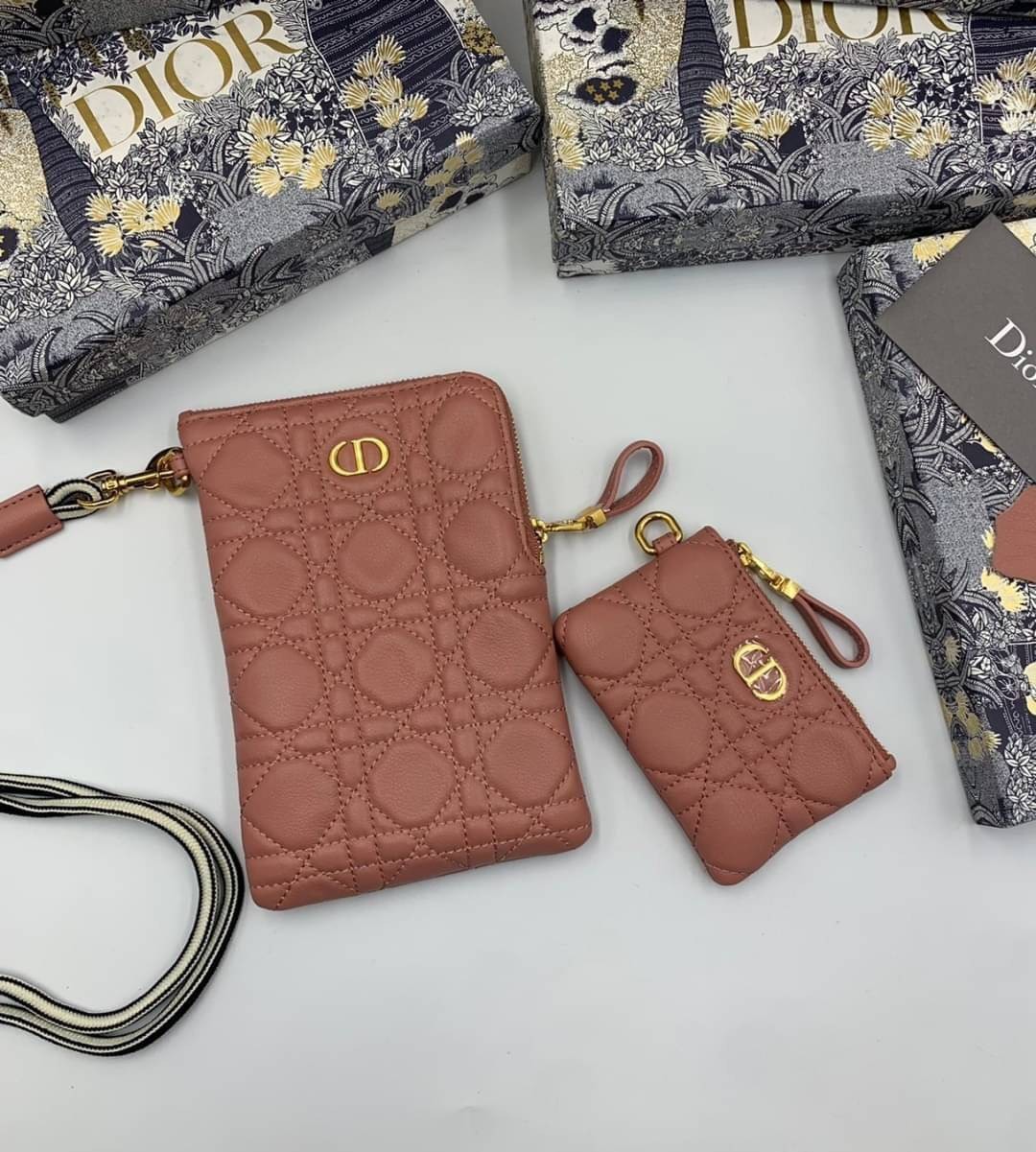 VIP 】CHRISTIAN DIOR PHONE BAG 2 in 1 DOUBLE BAG กระเป๋าเซ็ท 2 ใบ มีสายสะพายข้าง ถอดออกใช้งานได้ ถือว่าคุ้มมากๆเลยค่ะ สามารถใช้งานแยกกันได้ ใส่สายสะพายหรือ ถือได้ วัสดุหนังแท้ สวยงามนุ่มฟู น่ารักมากๆ เลยน้าาา