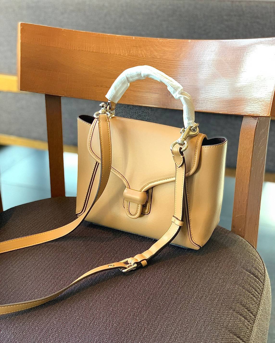 COACH COURIER CARRYALL 23 IN COLORBLOCK SIGNATURE CANVAS พร้อมส่ง 7 แบบ พร้อมส่ง ลุคดูไฮสุดๆค่ะ! กระเป๋าสะพายหนังหรูหราและคลาสสิค หนังแท้ชั้นดีที่สุด น้ำหนักเบา หนังสวยมากก สัมผัสแล้วหลงรักแน่นอนจ้าา😘