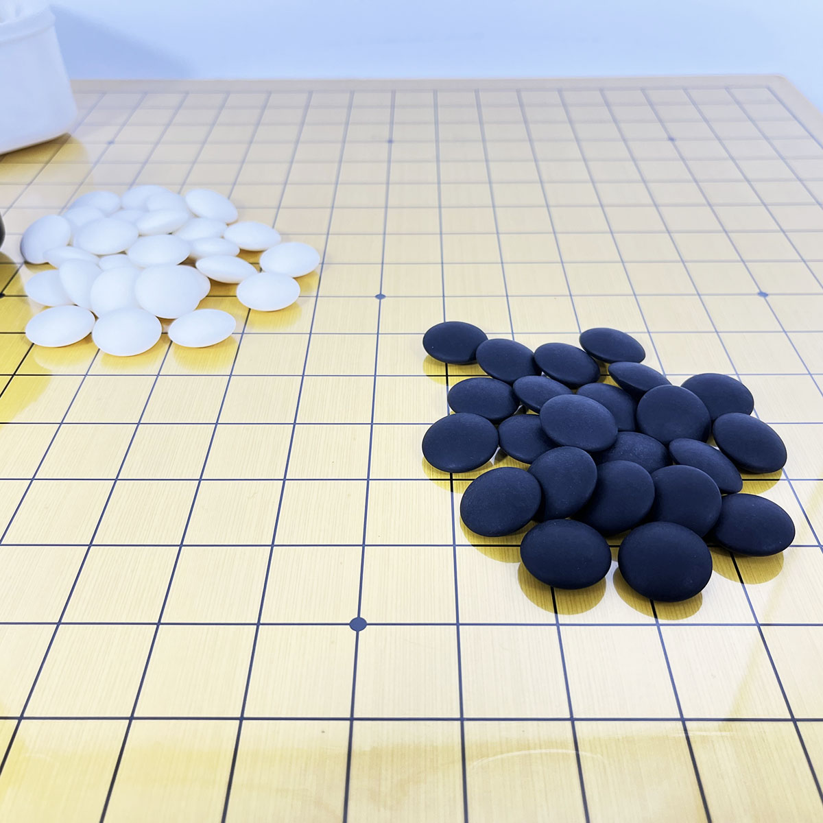 ชุดกระดานหมากล้อมไม้บาง0.3cm 19และ13าส้น.พร้อมเม็ดหมากเมลามีนนูนสองด้านพร้อมโถสี่เหลี่ยม