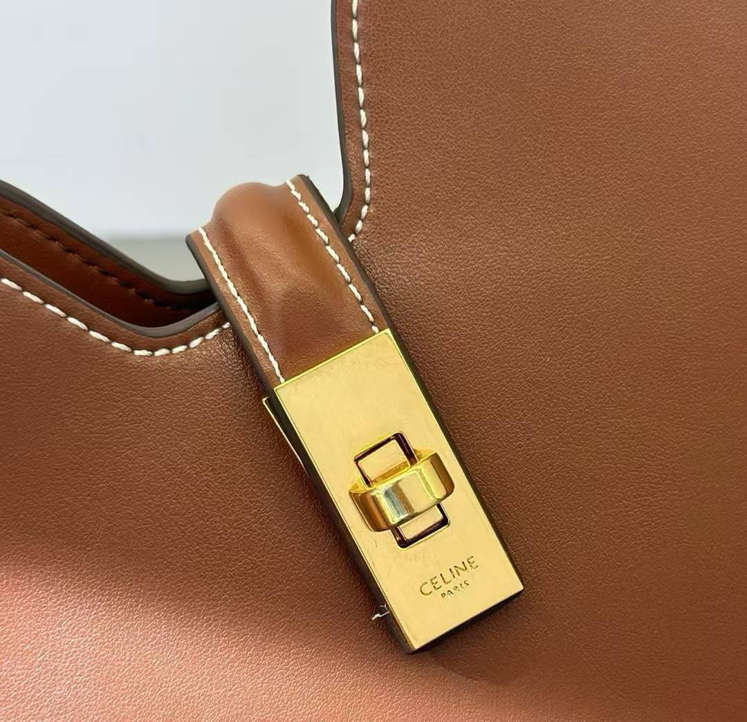 ORI หนังแท้ | CELINE CAMILLE 16 SOFT BAG IN SMOOTH กระเป๋าทรงโฮโบที่ตัวแม่ตัวมัมใช้กันเยอะสุดๆ ด้วยรูปทรงยอดนิยม สะดวกใช้ด้วยอะไหล่บิดล็อค สีทองสวยโดดเด่น