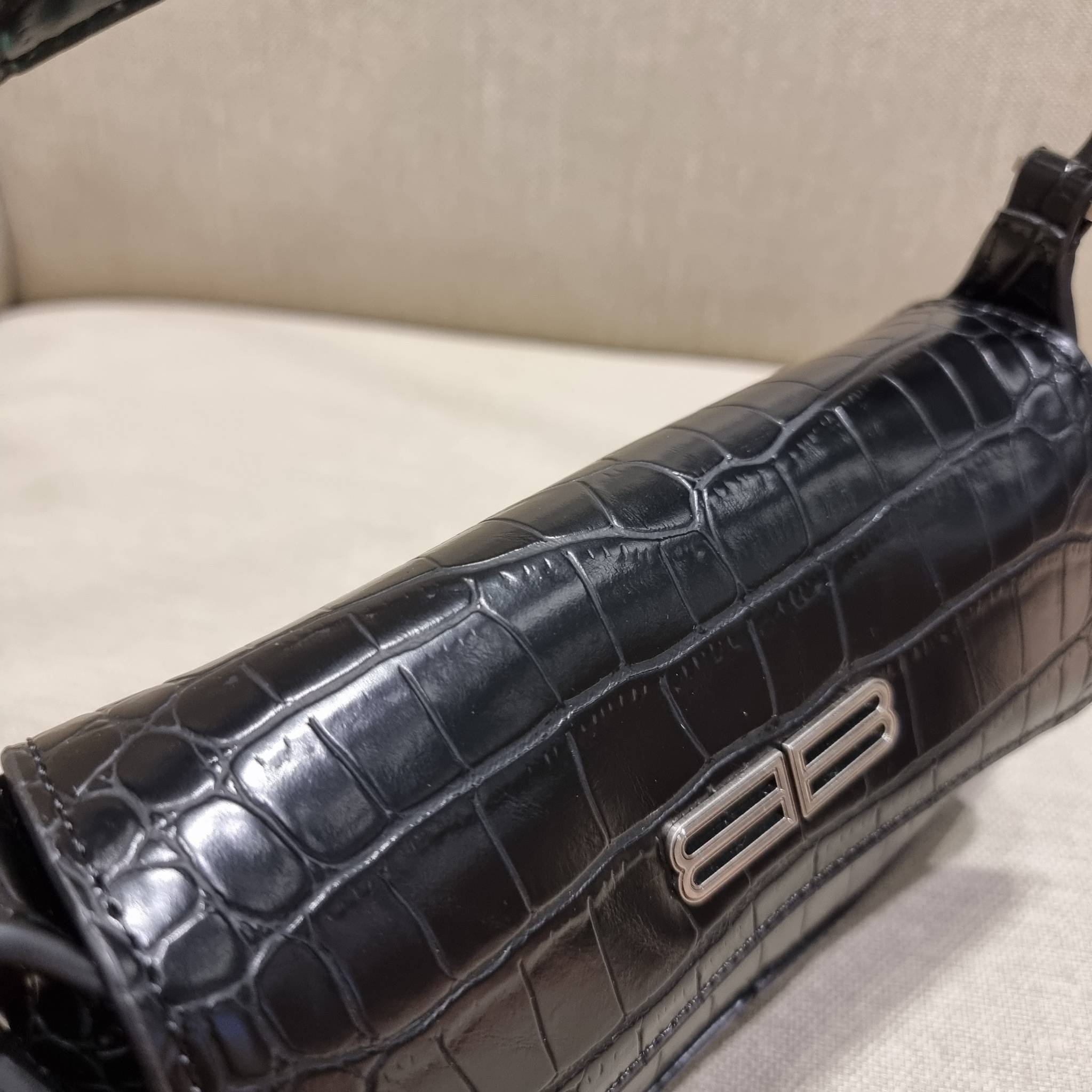 Balenciaga XX small flap bag กระเป๋าสะพายดีไซน์สวยเลิศ!! ไม่ซ้ำ เอกลักษณ์ที่โดดเด่นด้วยรูปทรง และขนาดที่กำลังเหมาะใช้งาน พร้อมดีไปหมด!! วัสดุหนังลายจระเข้ ขึ้นเงาคมชัด เปิด-ปิดด้วยกระดุมแม่เหล็ก ภายในกระเป๋าเป็นช่องโล่ง ใส่ของสำคัญจุกจิกพอได้ พกพาได้แบบไม