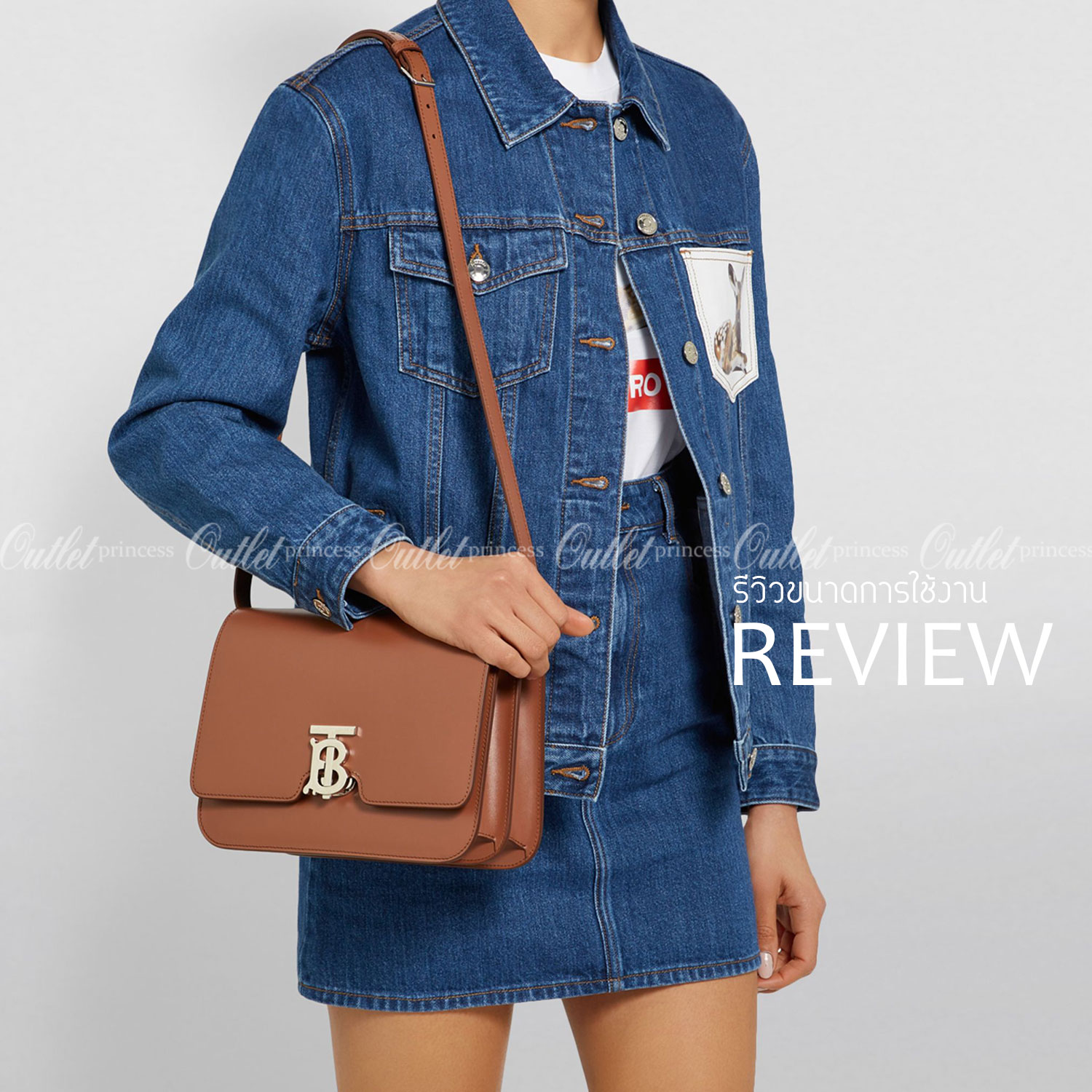 BURBERRY FRAGRANCES CROSSBODY BAG VIP GIFT WITH PURCHASE (GWP) กระเป๋าสะพายพรีเมี่ยมกิ๊ฟ Limited Edition จากน้ำหอม BURBERRY DUTY FREE วัสดุ Calfskin หนังเรียบสวยอยู่ทรงดีไซน์ยอดนิยมประดับโลโก้แบรนด์ทองด้านหน้า เปิดปิดด้วยฝาปิดสัญลักษณ์ตัวB ภายในมีช่องแบ่ง