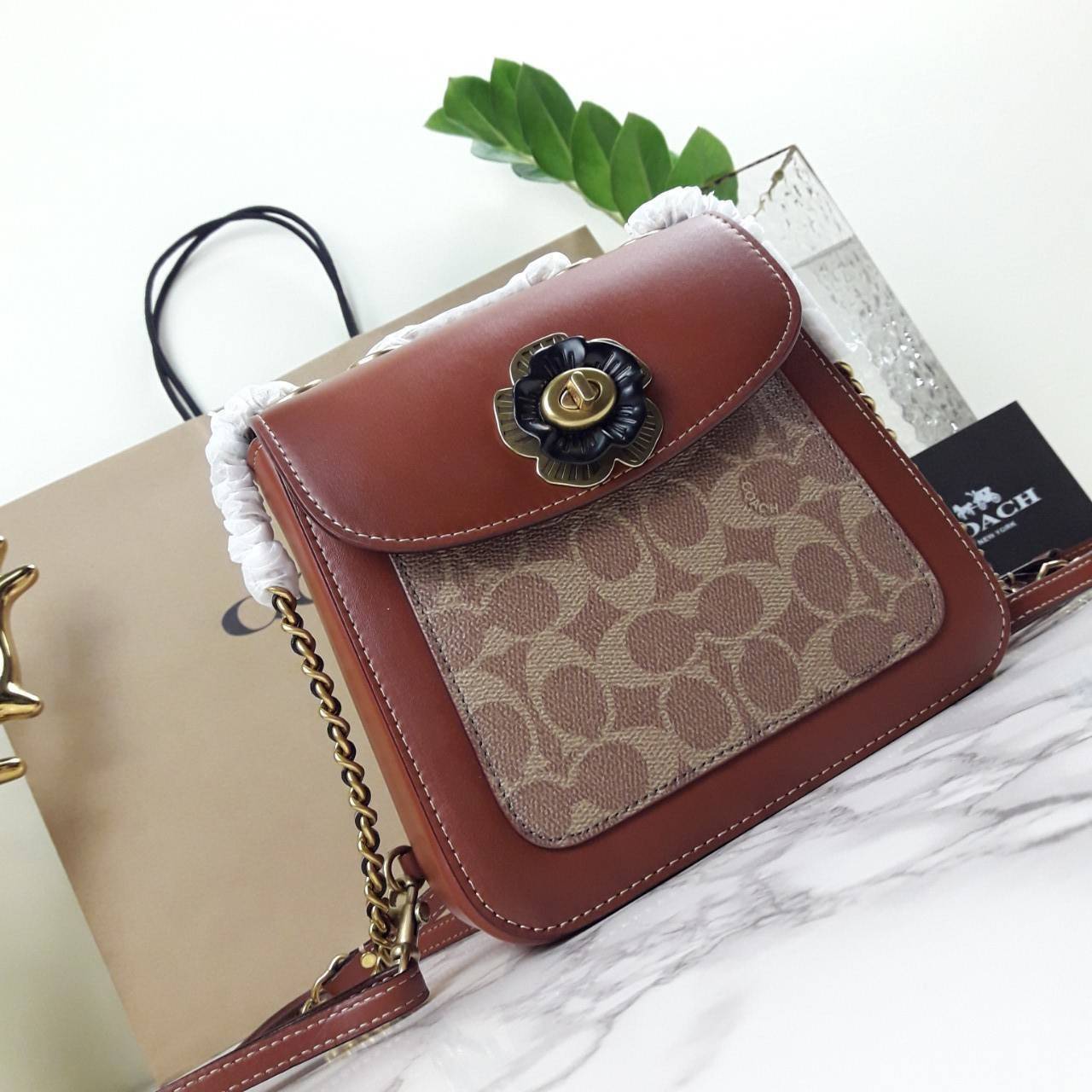 OUTLET 】COACH MADISON CONVERTIBLE BACKPACK 18 IN SIGNATURE CANVAS (C0828) ใบเดียว เปลี่ยนลุคได้เยอะขนาดนี้ ต้องมีแล้ว 🍁ใบนี้ ปรับลุคได้ตามใจสั่งเลย >> เป็นเป้ได้ คล้องไหล่ได้ คลอสบอดี้ได้ หรือจะปรับสายสั้นเก็บด้านในกระเป๋า ถือแบบสวยๆ ดูดีแบบ