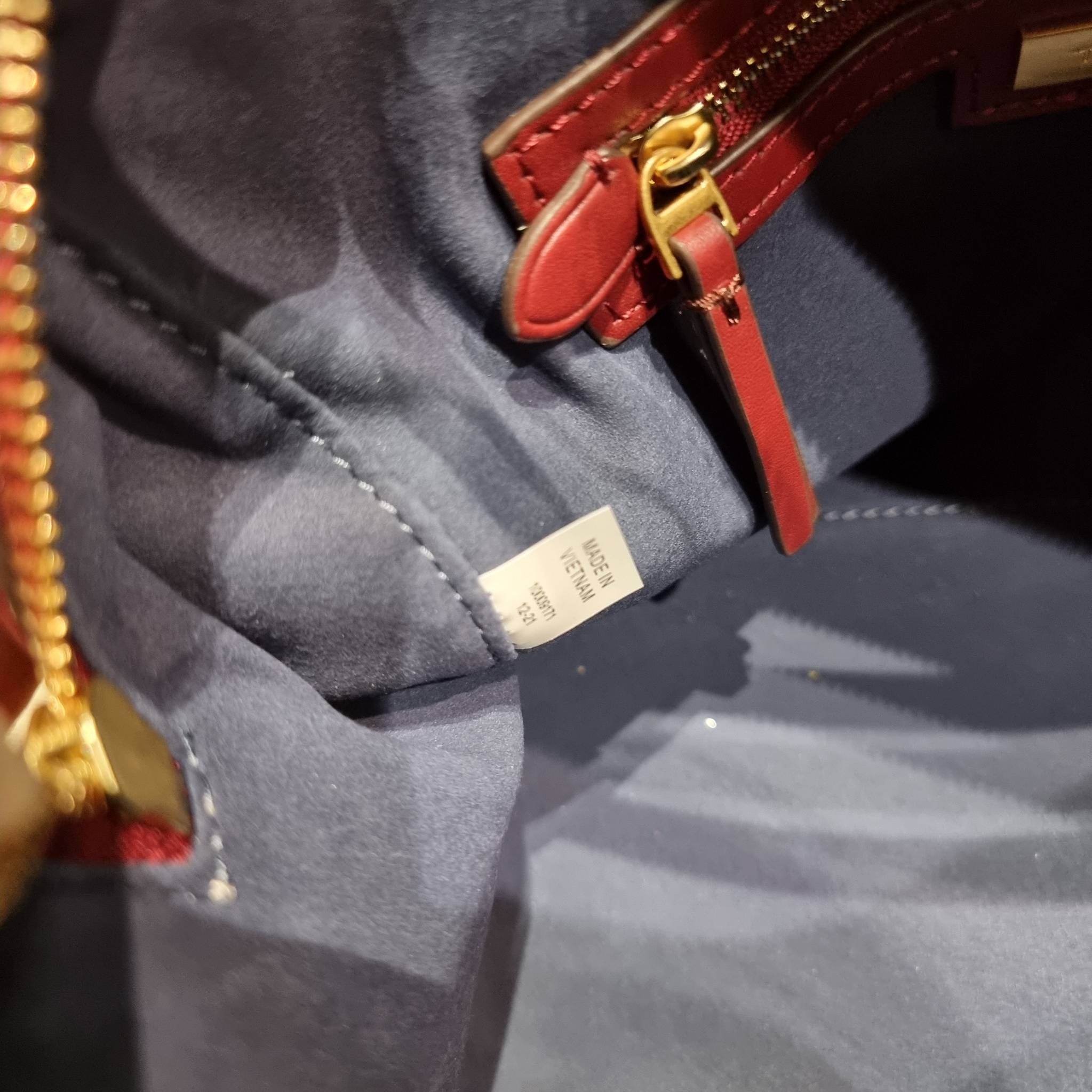 TORY BURCH T MONOGRAM JACQUARD EMBROIDERED DUFFLE คอลใหม่ล่าสุด สวยพร้อมเสิร์ฟแบบไม่ต้องรอพรีฯ ลายโมโนแกรมสุดคลาสสิคที่ถูกดีไซน์รังสรรค์ด้วยงานปักสุดชิค น่าใช้ใจฟูแค่แรกเห็น!! วัสดุ jacquard woven สลับหนังแท้ หูจับในตัว และพร้อมไปเลยกับสายสะพายข้าง ที่จะถ