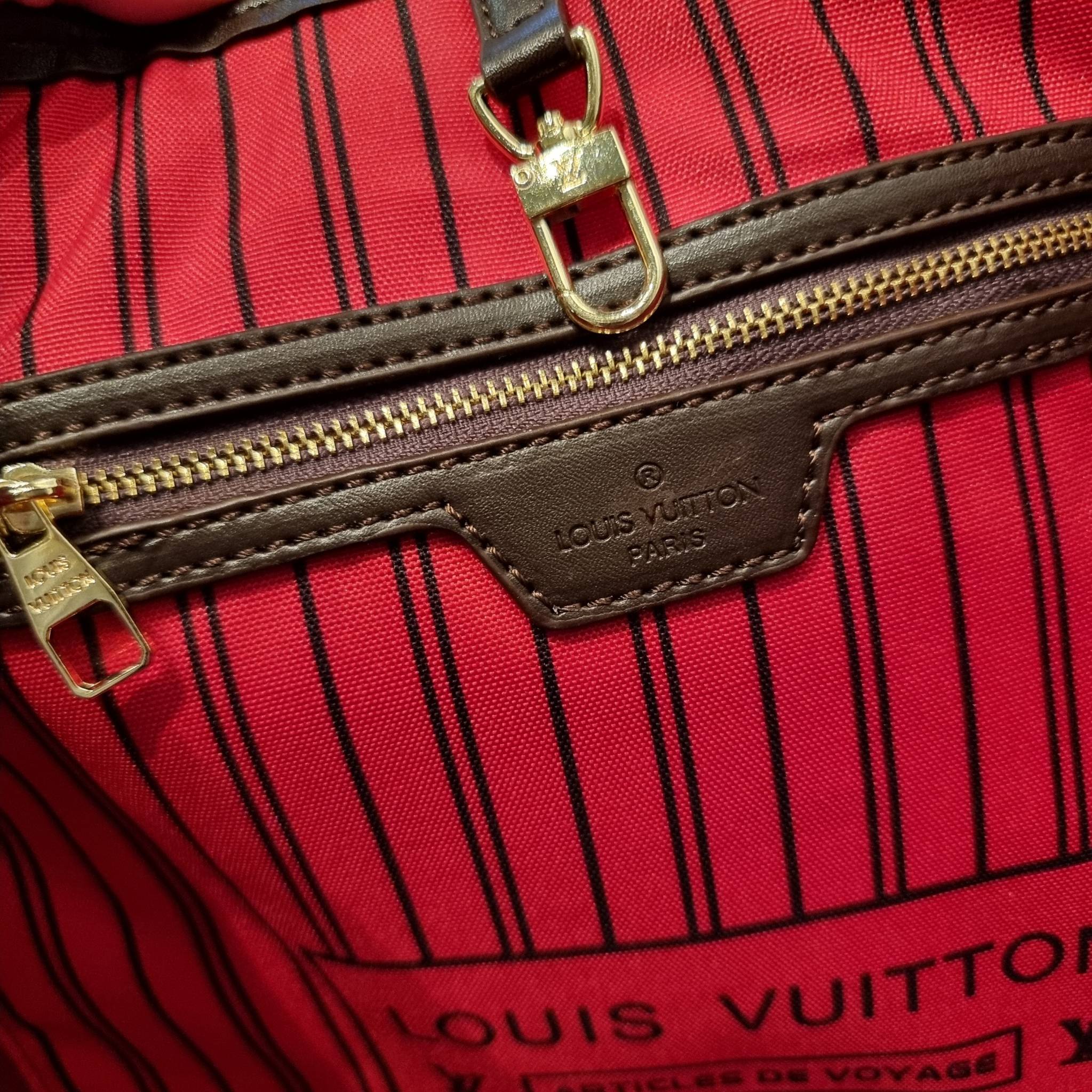 LV 2IN1 TOTE SET กระเป๋าสะพายไหล่ใบใหญ่ทรง tote มาพร้อมใบลูก คลาสสิคที่สุด เป็รอีกรุ่นที่มีคนใช้กันทั่วบ้านทั่วเมือง ฮิตแบบไม่ต้องพูดเยอะ วัสดุหนังแคนวาสปั๊มลายเต็มใบ ปากกระเป๋ามีหูเกี่ยว ด้านข้างมีหนังรูดเก็บทรงได้ ภายในโล่งกว้างมากๆ มีช่องซิปแยกให้ ใบเล