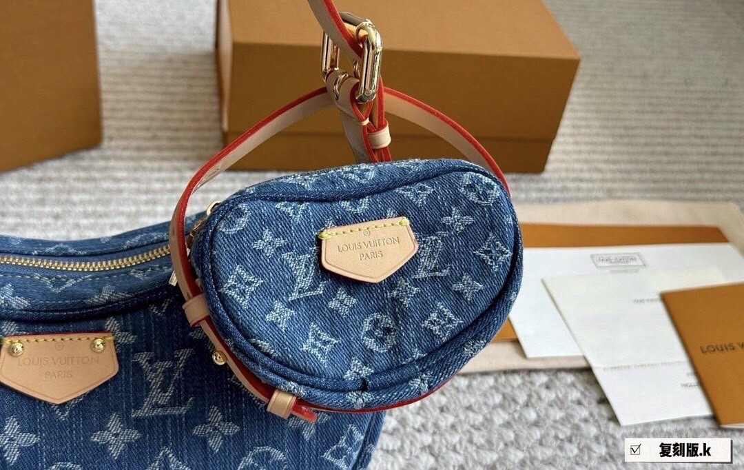 LV Croissant MM Monogram Denim Bag Washed Blue กระเป๋าทรงโค้งมนคล้ายครัวซองต์ สวยชิคฉ่ำก่อนใคร ด้วยดีไซน์สุดเก๋แบบทำถึง เพิ่มดีเทลน่าใช้ด้วยใบลูก ที่แยกออกมาใช้ได้