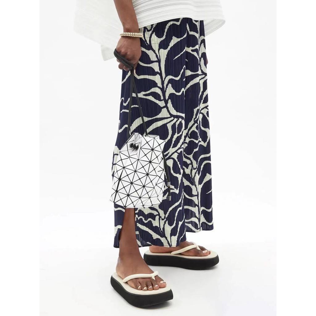 Baobao Issey Miyake Wring Small Bag กระเป๋าสะพายครอสบอดี้พร้อมสายรูดเปิดปิด สามารถปรับความยาวของสายได้ตามสไตล์ความชื่นชอบ ด้วยดีไซน์ทรงน่ารัก เหมาะสำหรับให้สาวๆหยิบใช้ในวันสบายๆ แต่เต็มเปี่ยมไปด้วยความคล่องแคล่ว ไฮไลต์ของซีซั่นนี้คือกระเป๋าที่มาพร้อมกับเช