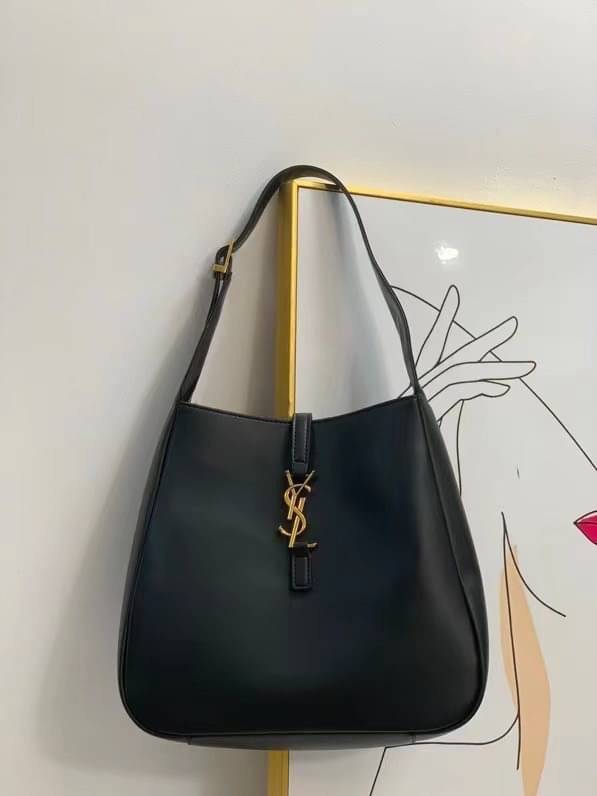 YSL Le 5 a soft hobo bag / YSL Tote 2022 มาใหม่มากก พร้อมส่งที่นี่ที่เดียวเลยค่า กระเป๋าที่สาวๆ ตามหากันหนักจริงๆ ตามรอยคุมโรเซ่ไปเลยค่าา งานเกรดออริจินอล หนังซอร์ฟสวย ภาพสินค้าถ่ายจากงานขายจริง ใช้งานต่างประเทศได้