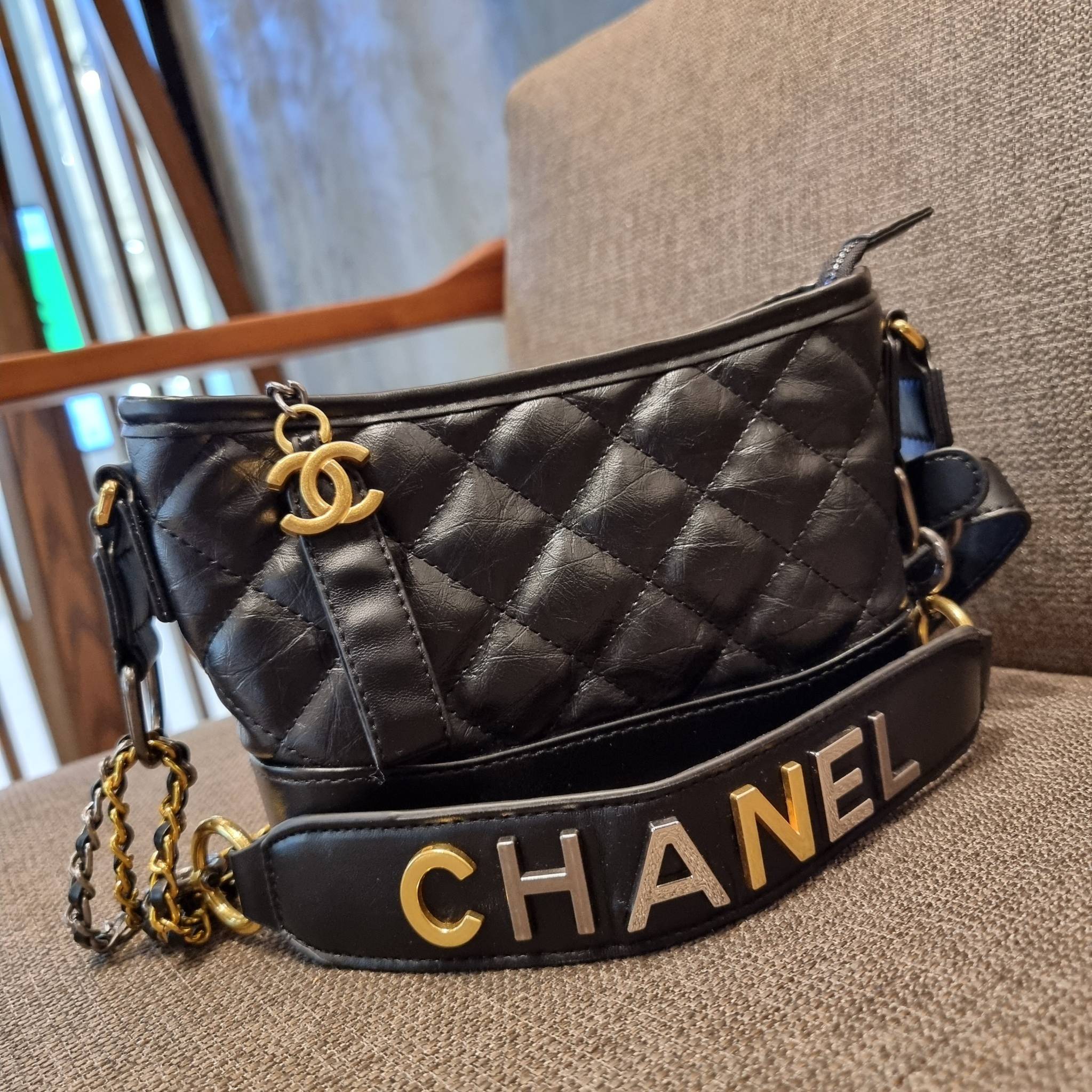 8" CHANEL SHOULDER BAG / CHANEL GABRIELLE HOBO BAG ไซส์คลาสสิค กระเป๋าสะพายข้าง/ไหล่ หนังสังเคราะห์ นิ่ม หรู มาพร้อมพวงกุญแจสัญลักษณ์แบรนด์ พิเศษ!! สายคล้อง jumbo font เพิ่มดีเทลความแพง อะไหล่พร้อมโซ่สะพายสีทองสลับสีเงินรมดำ สามารถสะพาย crossbody หรื