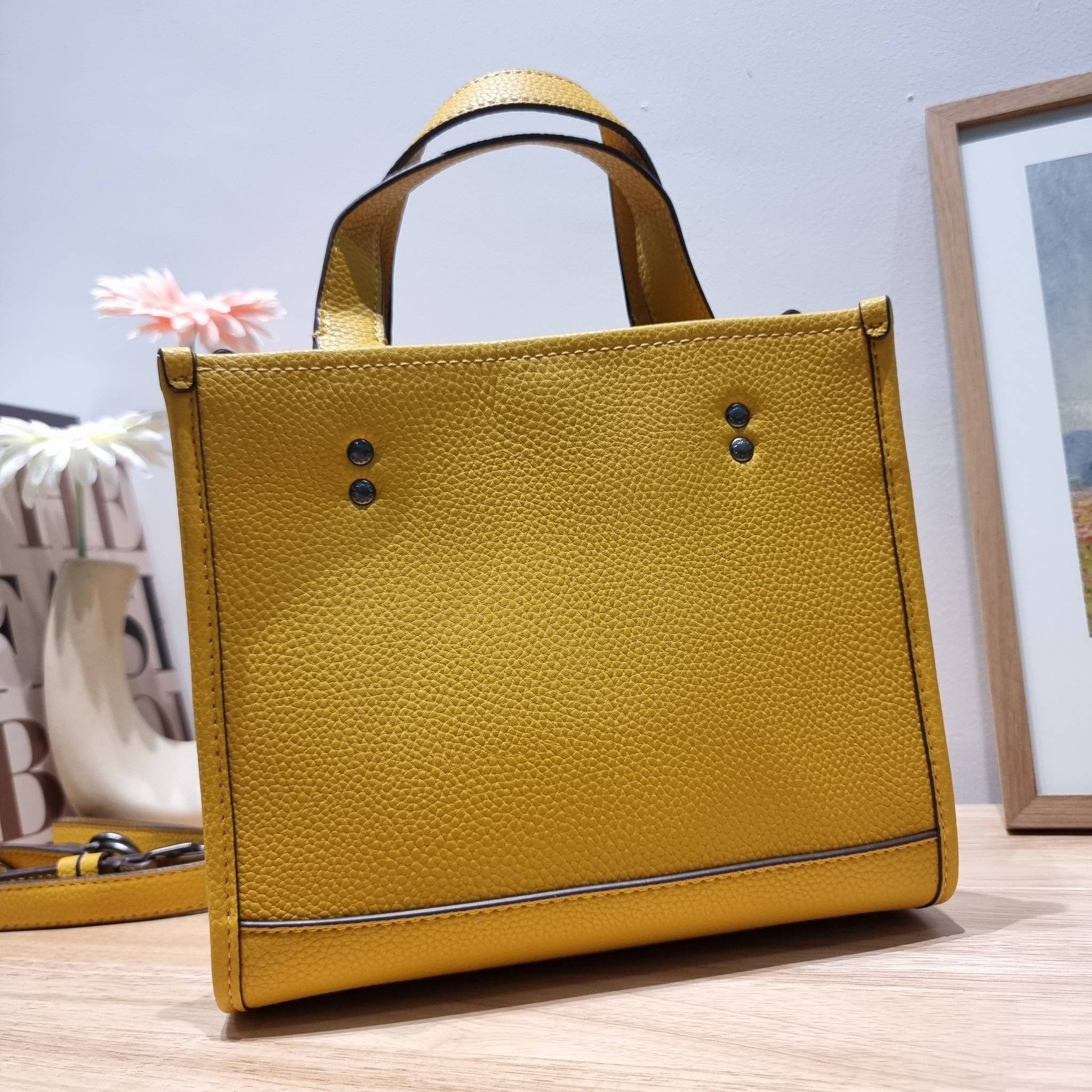 coach x peanuts dempsey tote 22 with snoopy present motif CE918 คอลเลคชั่นใหม่ น้องน่ารักเกินต้านไปมาก!! กับกระเป๋าทรงโท้ท ไซส์กำลังสวย ดีไซน์ ลายการ์ตูนยอดฮิต ที่ใครๆก็ต้องรู้จัก พิมพ์คมชัดลงบนหนัง pepble ผิวสัมน่าใช้ ปากกระเป๋ามีกระดุมแม่เหล็กปิดกันของห