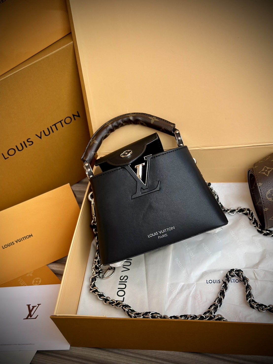 LV Capucines East-West Mini Bag กระเป๋าถือสุดหรู ดีไซน์สวยสีดำคลาสสิค ไซส์มินิดีงามม้ากกกก!! มาพร้อมหูจับในตัว ด้วยรูปทรงวินเทจ ทำให้ไอเท็มนี้สะกดทุกสายตาจริงๆ
