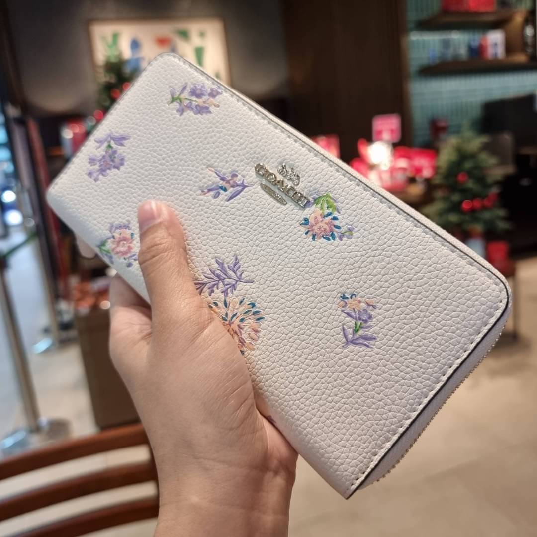COACH ACCORDION ZIP WALLET IN SIGNATURE CANVAS WITH DAISY BUNDLE / MEADOW PRAIRIE / SPACED WILDFLOWER / DAISY BUNDLE PRINT C0033/F31778/69832 กระเป๋าสตางค์ใบยาว ลวดลายน่ารักน่าใช้มากๆ พื้นเป็นลายซีเอกลักษณ์ วัสดุหนังแคนวาสเคลือบลาย เปิด-ปิดด้วยซิปรอบ ใส่ม